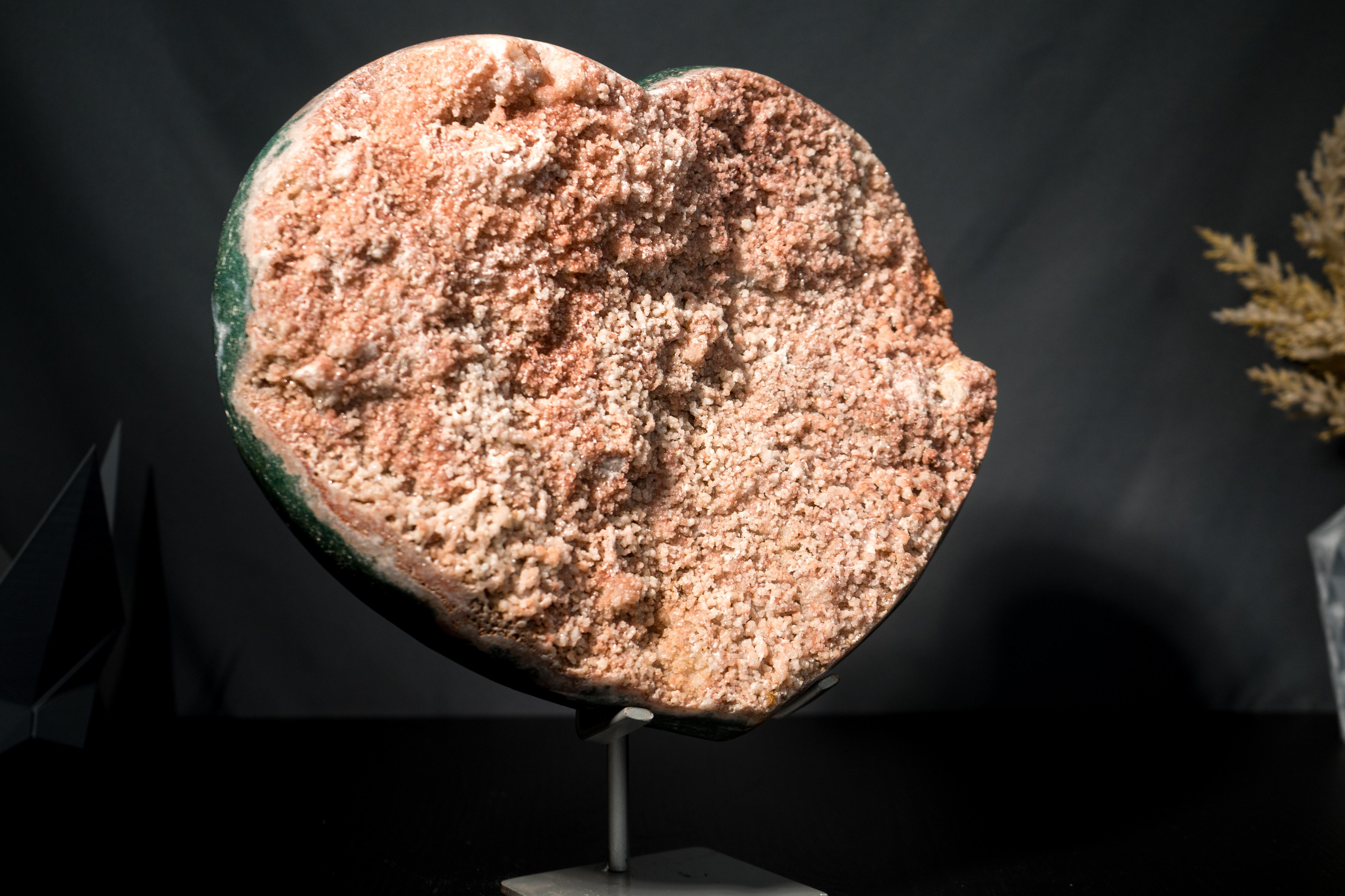 XXI secolo e contemporaneo Grande cuore di ametista rosa con diaspro verde e druzy galattico su supporto in vendita