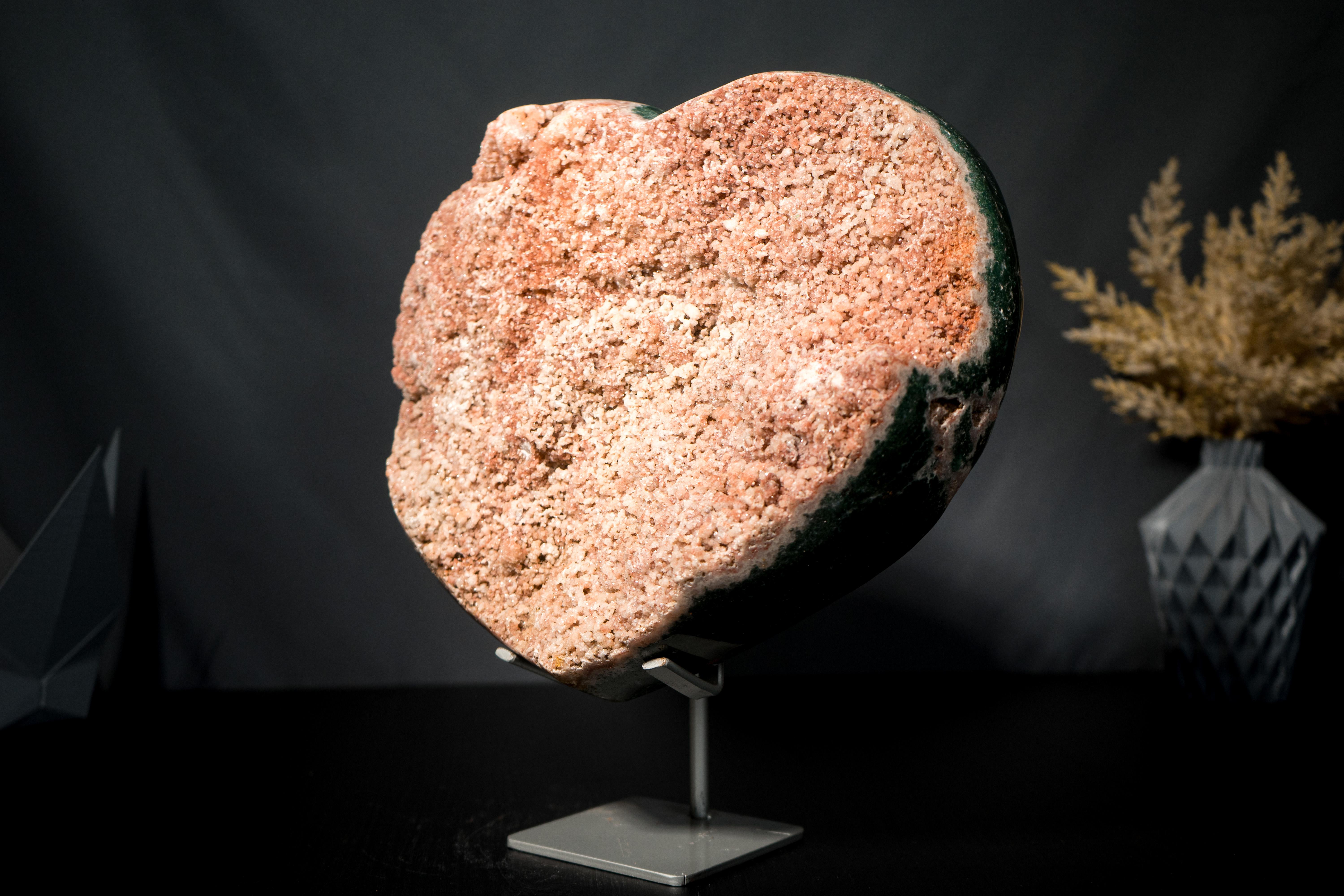 Cristallo Grande cuore di ametista rosa con diaspro verde e druzy galattico su supporto in vendita