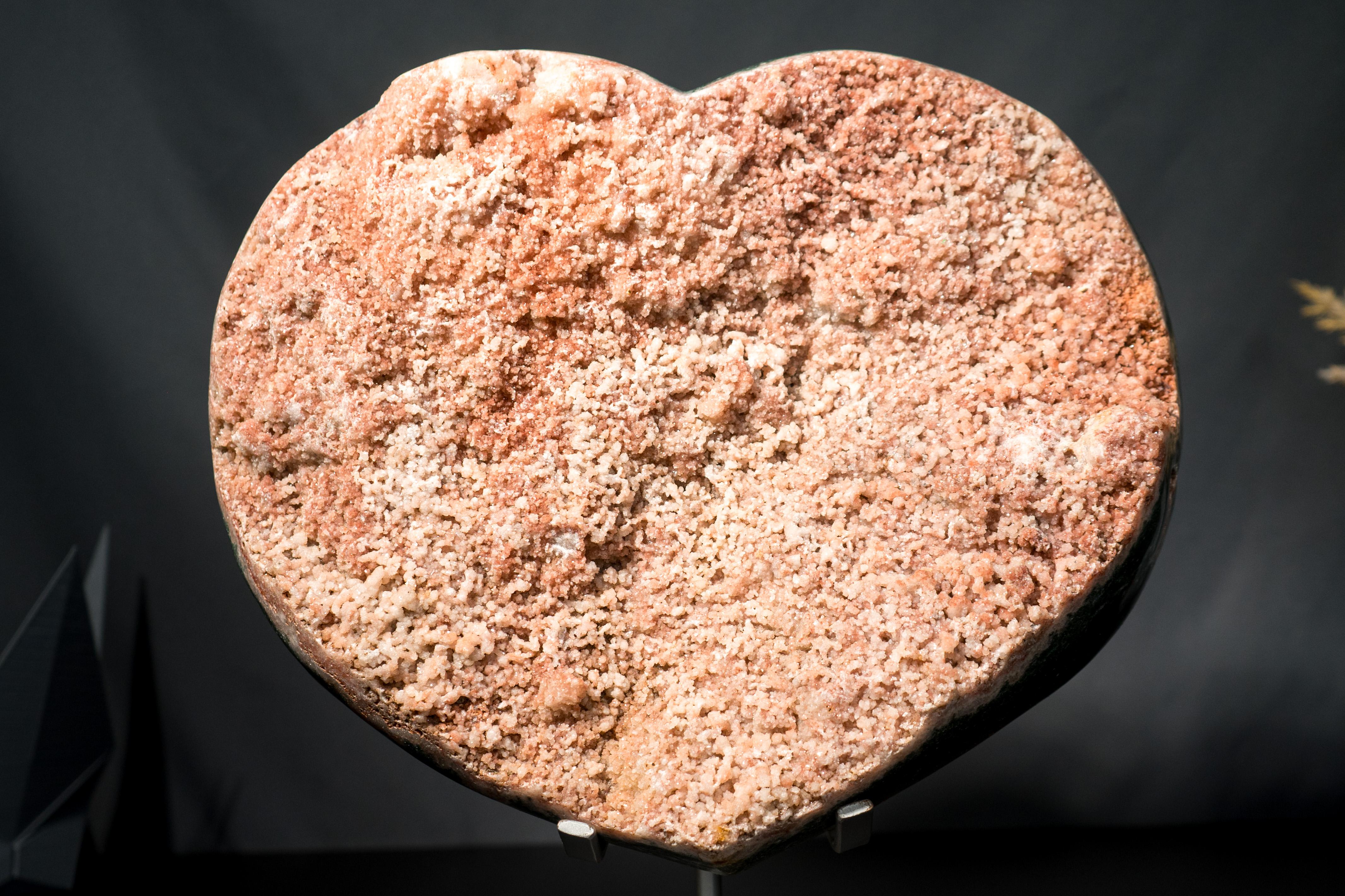 Grande cuore di ametista rosa con diaspro verde e druzy galattico su supporto in vendita 1