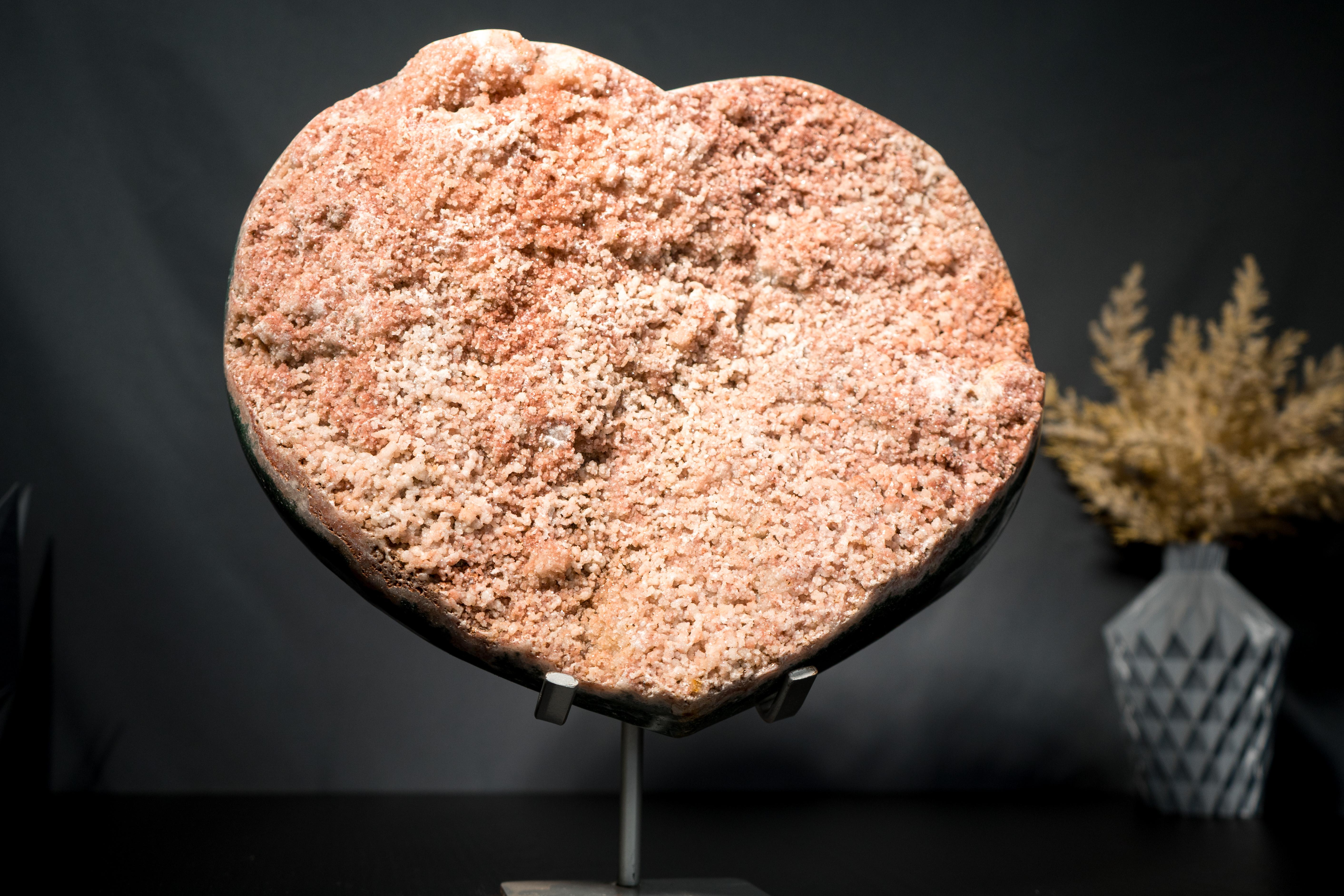 Grande cuore di ametista rosa con diaspro verde e druzy galattico su supporto in vendita 2