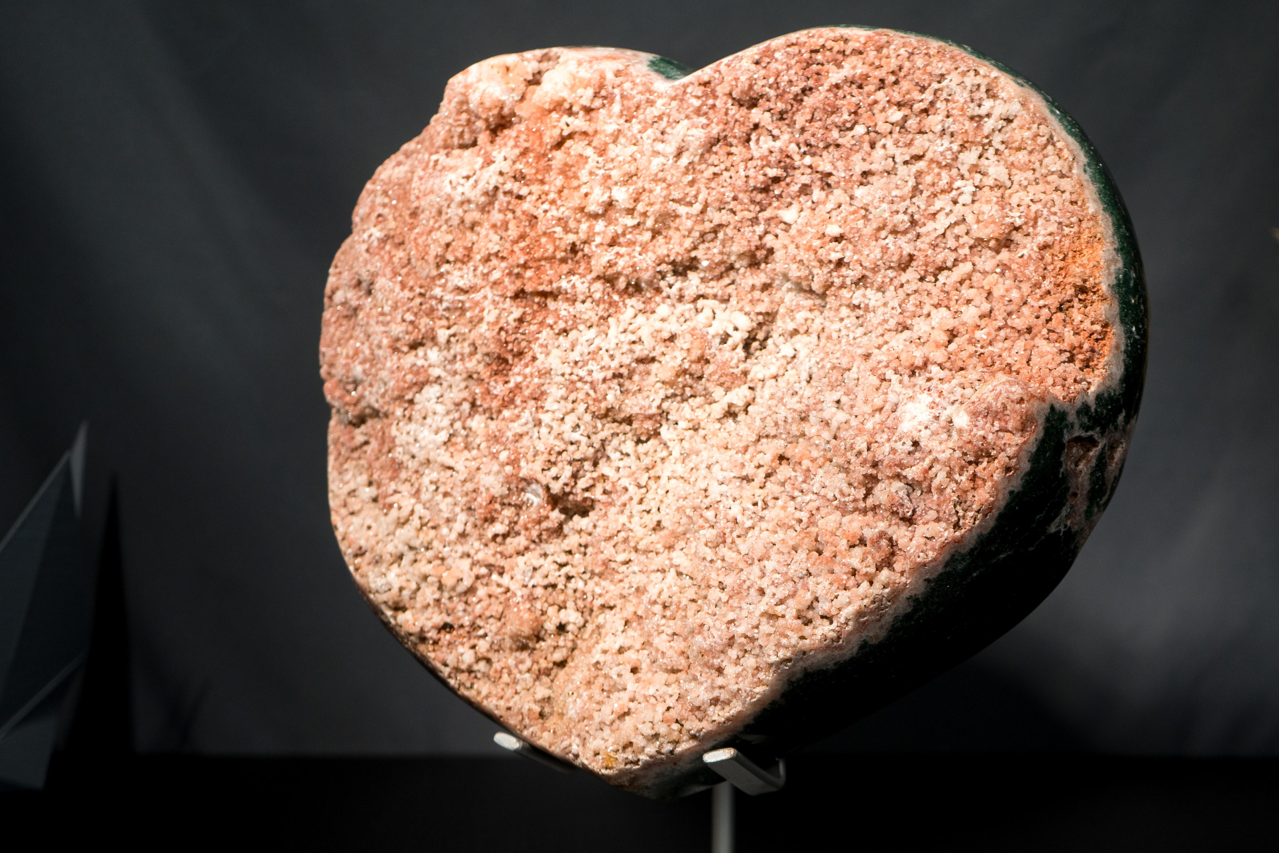 Grande cuore di ametista rosa con diaspro verde e druzy galattico su supporto in vendita 3