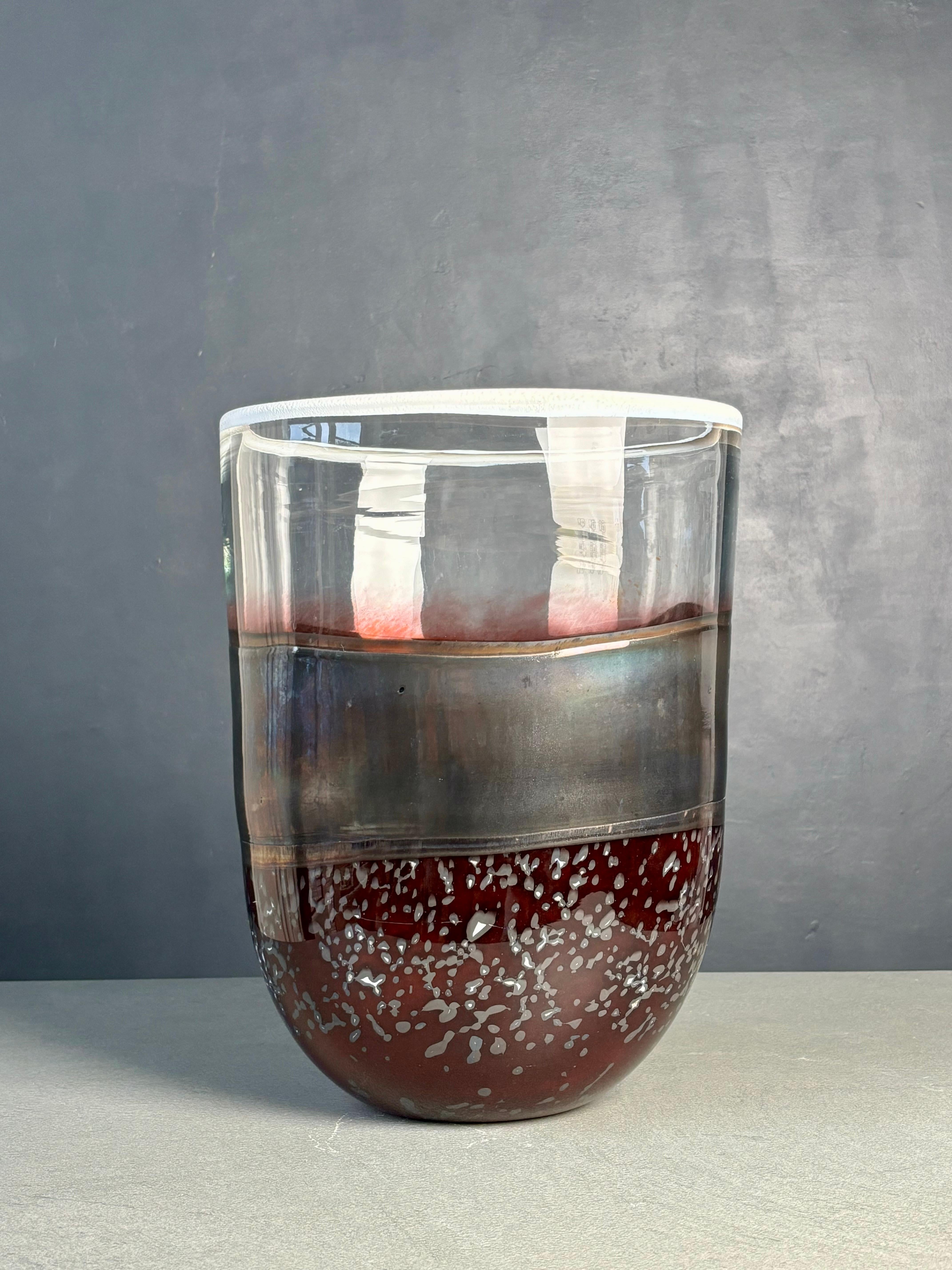 Impressionante vaso in vetro artistico moderno soffiato a mano, spesso e pesante, attribuito a Vilniaus Stiklo Studija in Lituania, probabilmente prodotto negli anni '90. Un mix drammatico e accattivante di vetro traslucido e solido nei colori caldi