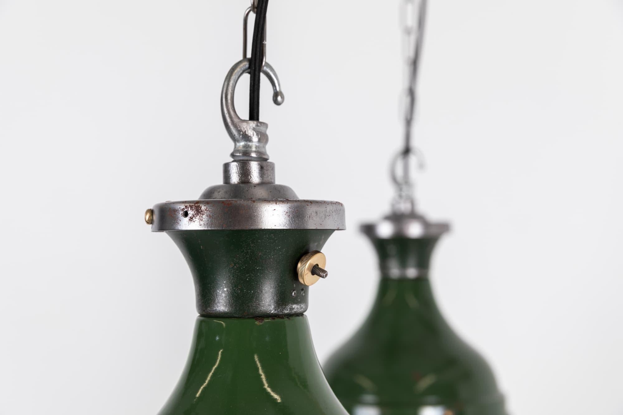 Industriel Grande lampe à suspension industrielle Benjamin en émail vert, vers 1940 en vente