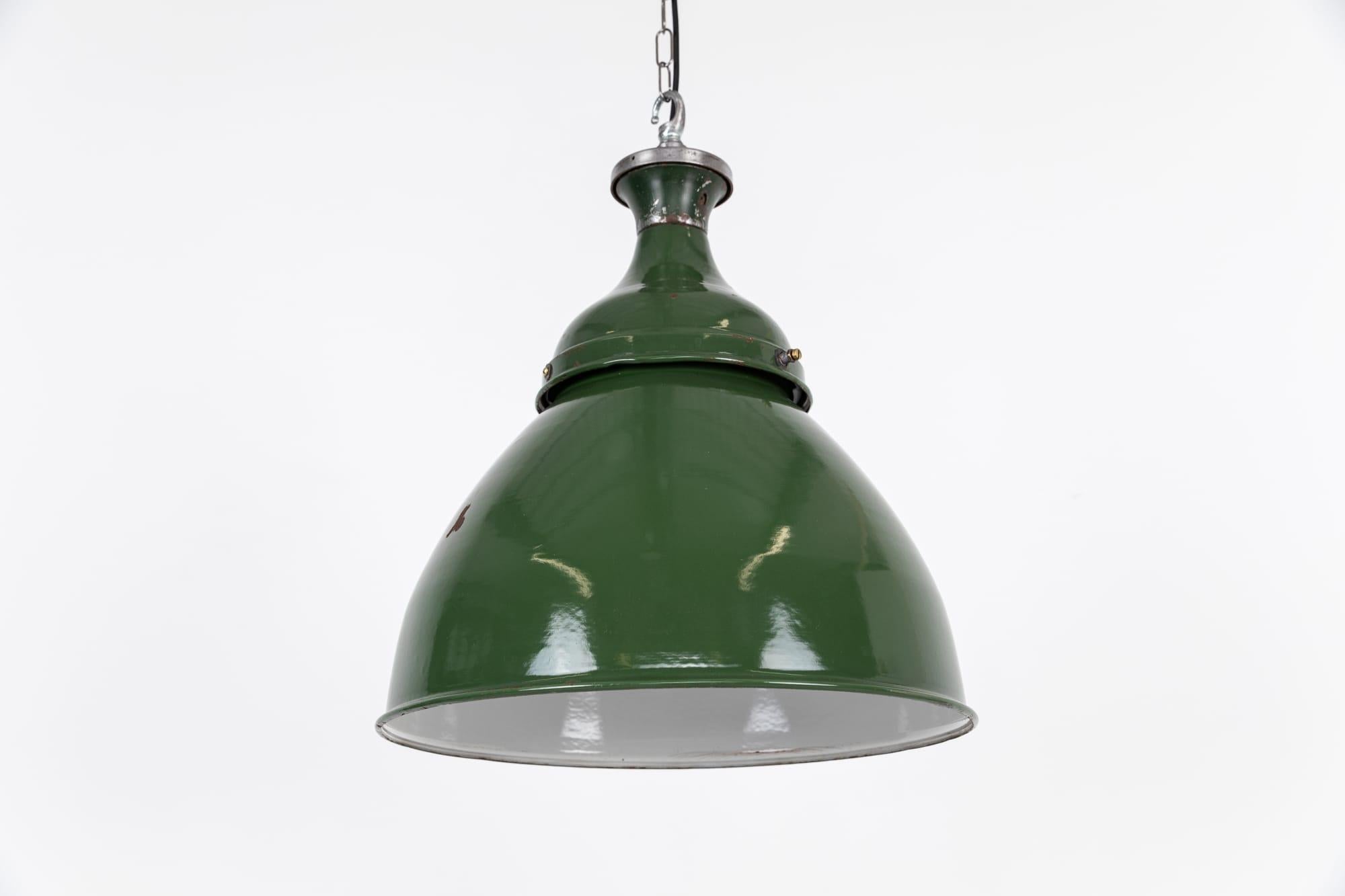 Pressé Grande lampe à suspension industrielle Benjamin en émail vert, vers 1940 en vente