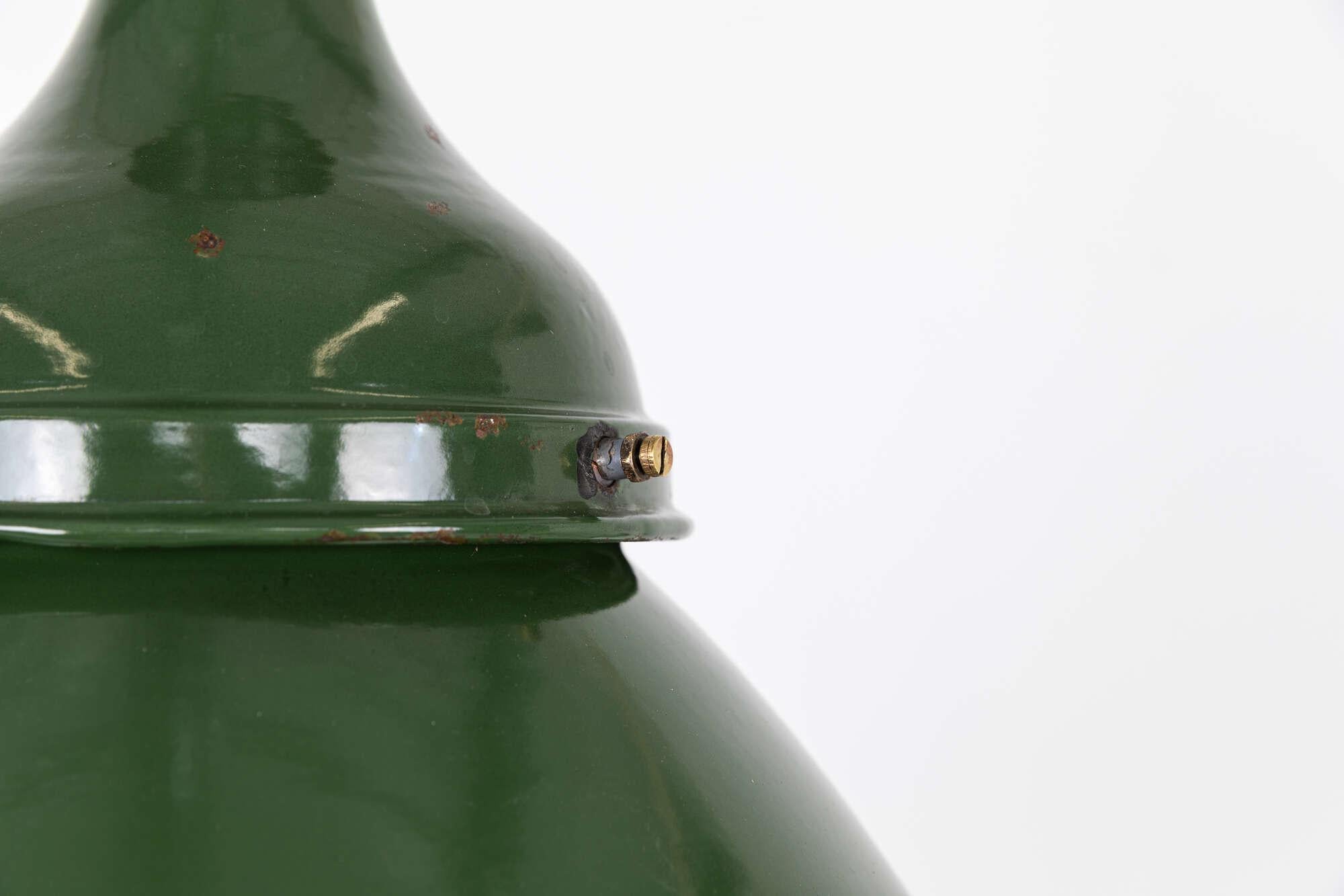 Milieu du XXe siècle Grande lampe à suspension industrielle Benjamin en émail vert, vers 1940 en vente