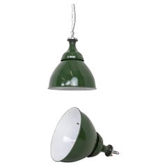 Grande lampe à suspension industrielle Benjamin en émail vert, vers 1940