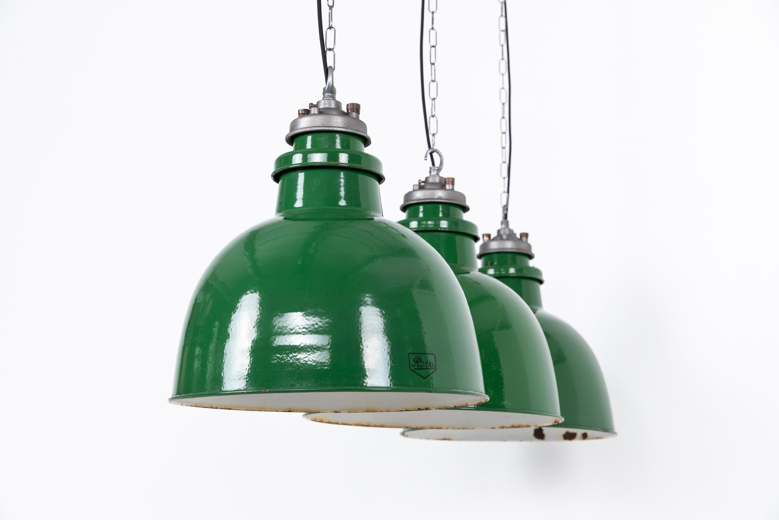 

Une série de lampes suspendues vertes en émail vitrifié par les fabricants de luminaires renommés REVO. C.1950.

L'emblématique émail vert est en excellent état d'origine, avec quelques marques d'âge à l'intérieur et à l'extérieur. Revo estampillé