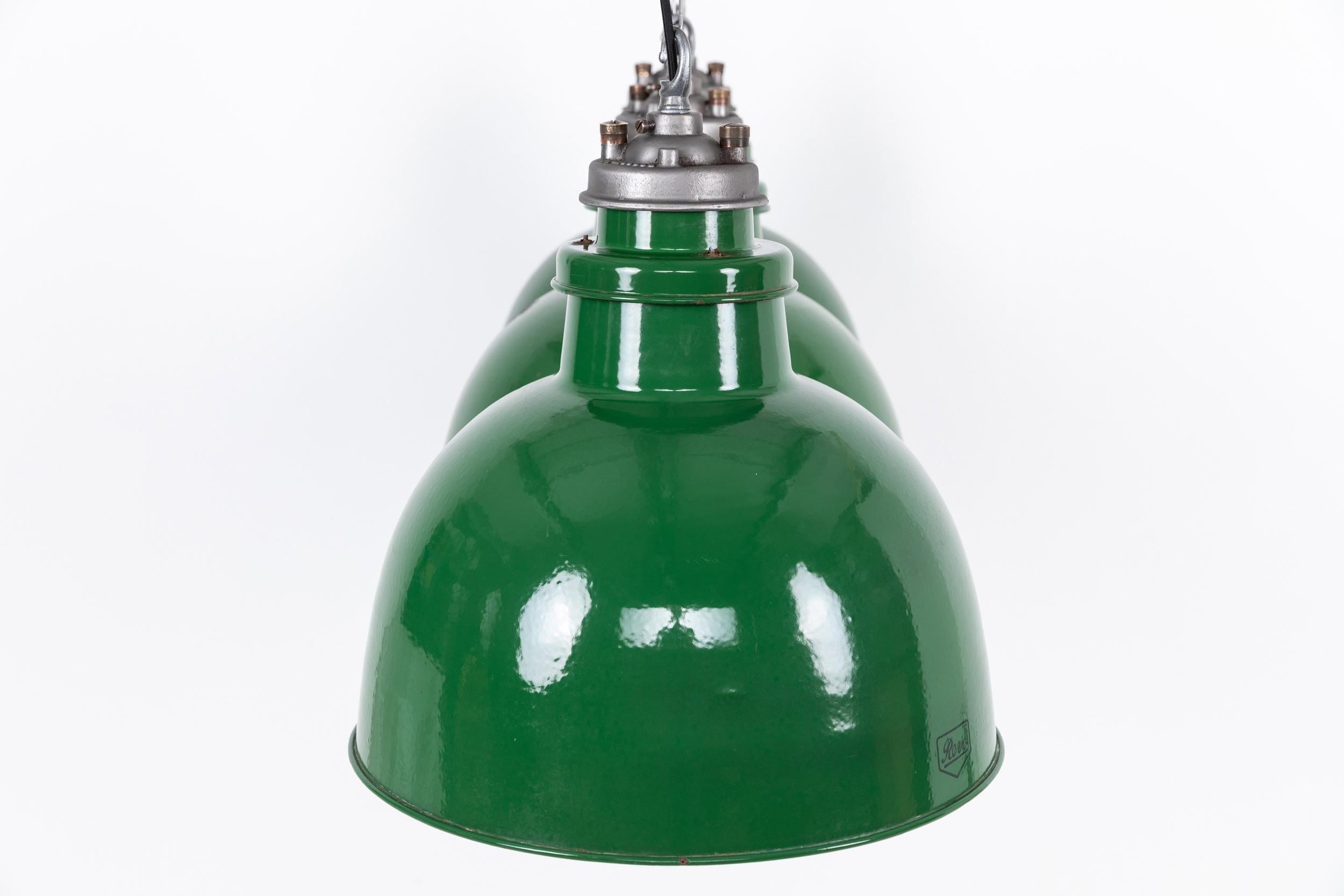 Industriel Grande lampe à suspension industrielle REVO vintage en émail vert, vers 1950 en vente