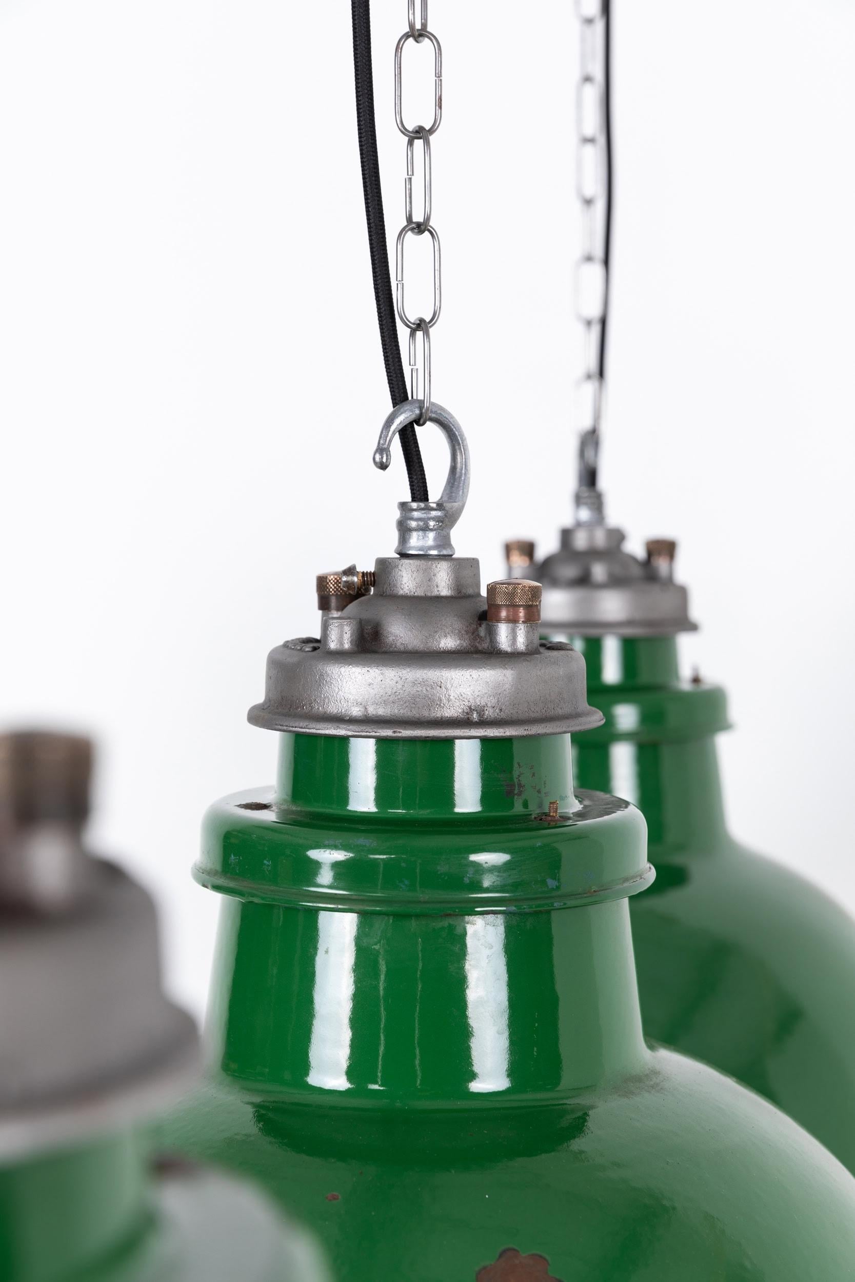 Anglais Grande lampe à suspension industrielle REVO vintage en émail vert, vers 1950 en vente