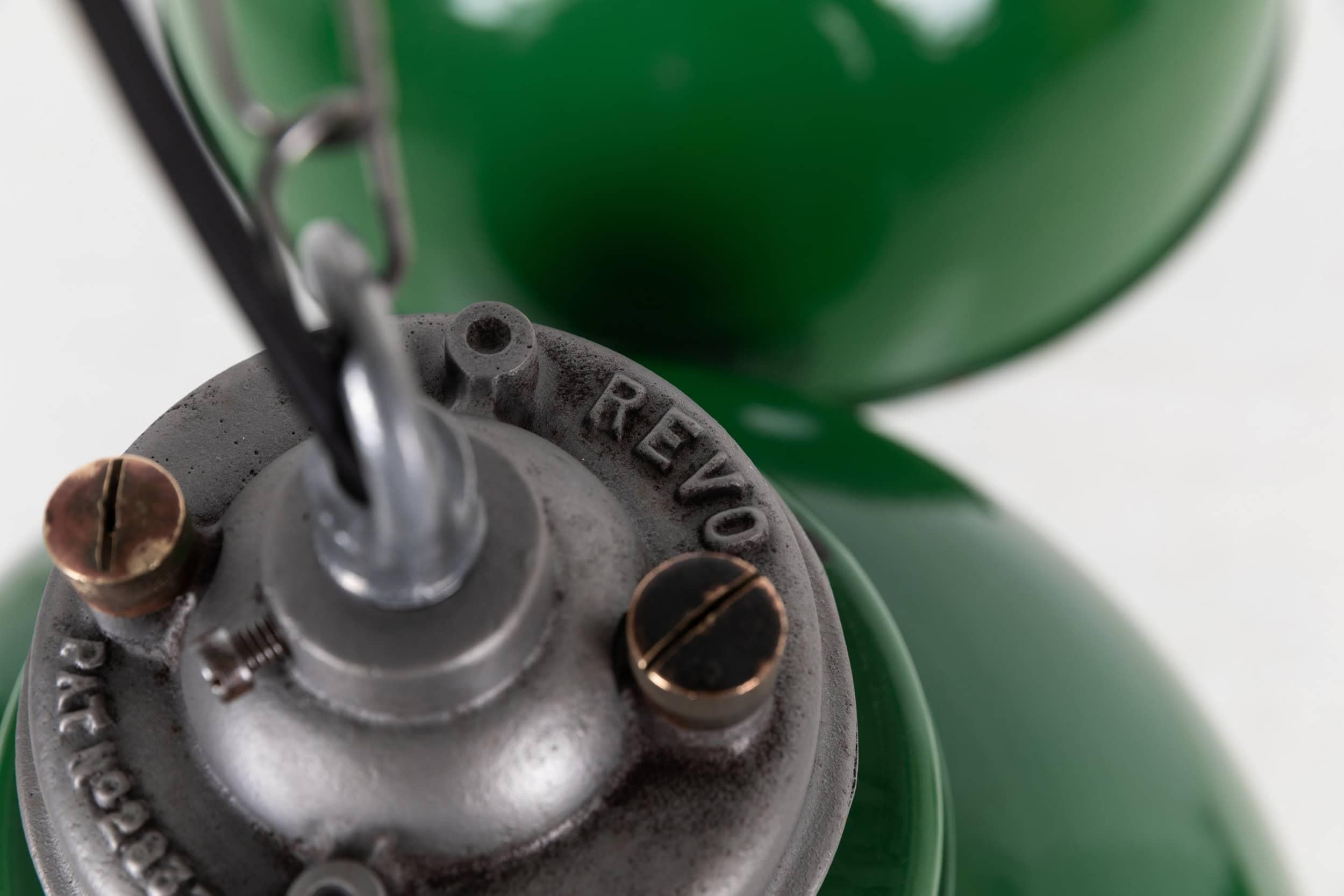 Pressé Grande lampe à suspension industrielle REVO vintage en émail vert, vers 1950 en vente