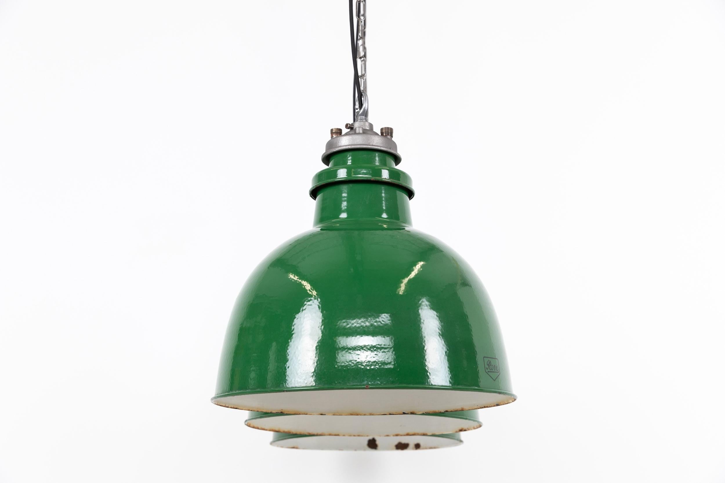 Grande lampe à suspension industrielle REVO vintage en émail vert, vers 1950 État moyen - En vente à London, GB