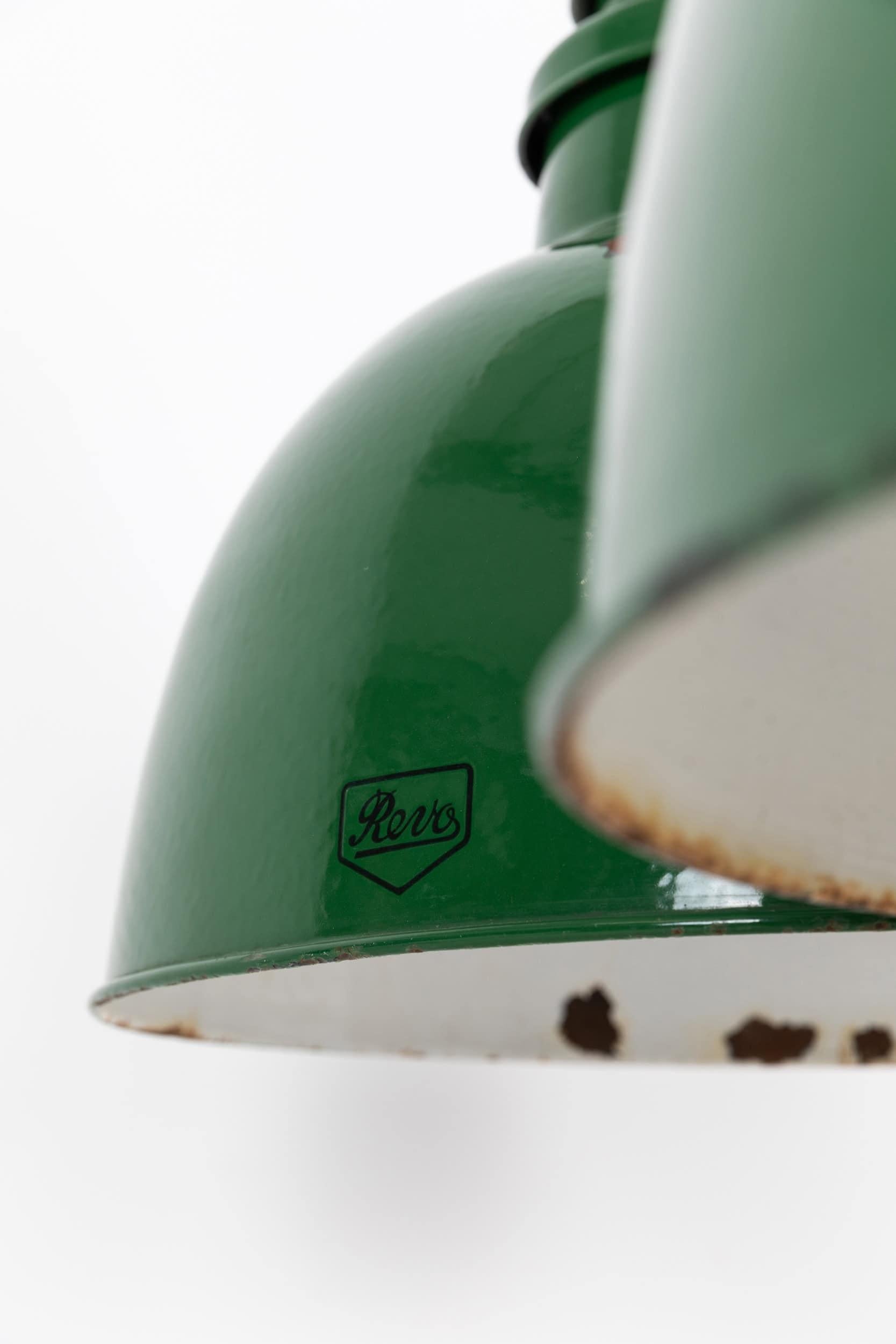 Acier Grande lampe à suspension industrielle REVO vintage en émail vert, vers 1950 en vente