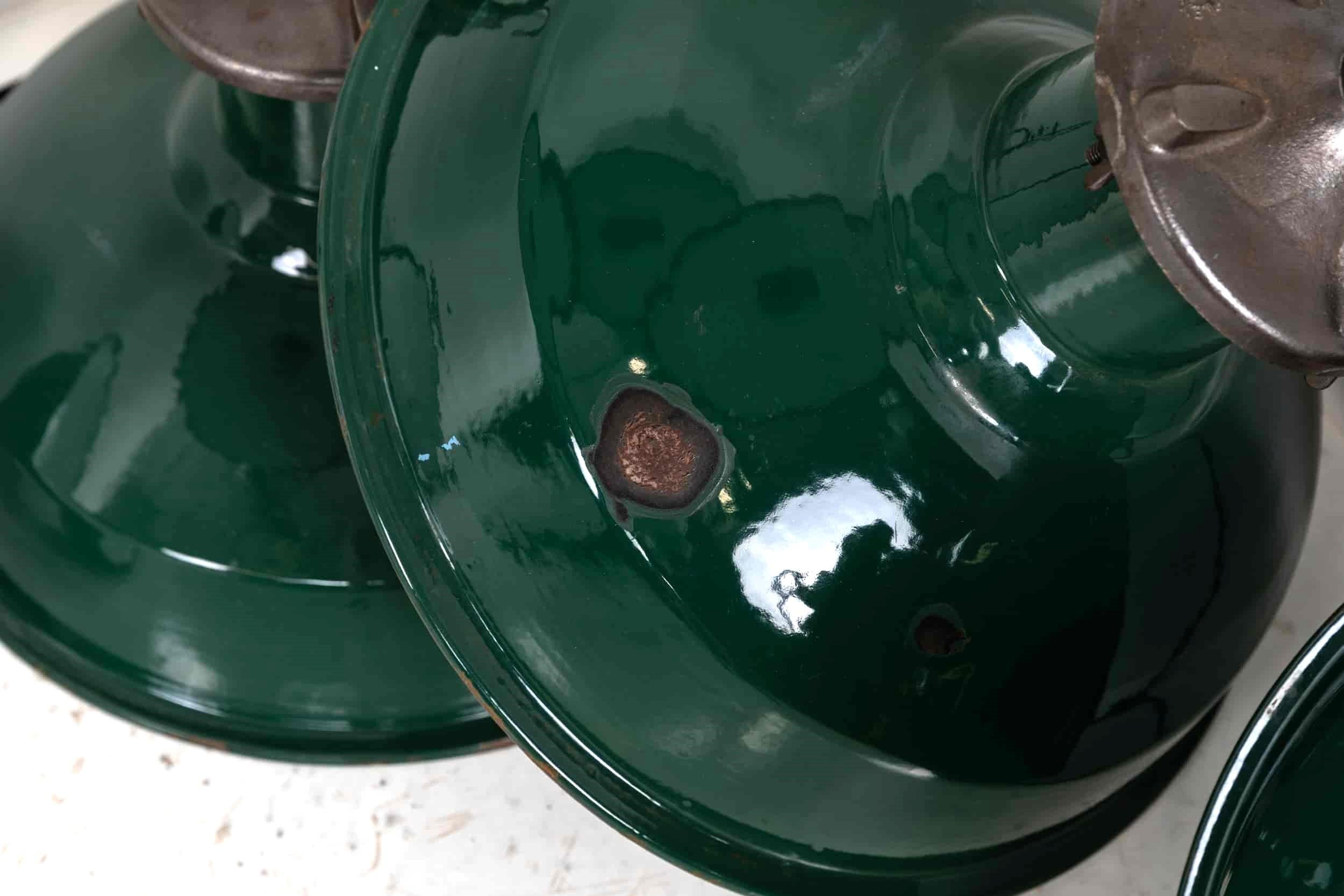 

Una serie di lampade a sospensione in smalto vitreo verde di Simplex, rinomato produttore di apparecchi elettrici. C.C. 1930

Sfumature di smalto verde scuro, nel complesso in ottime condizioni originali, con alcuni segni dovuti all'età e gallerie