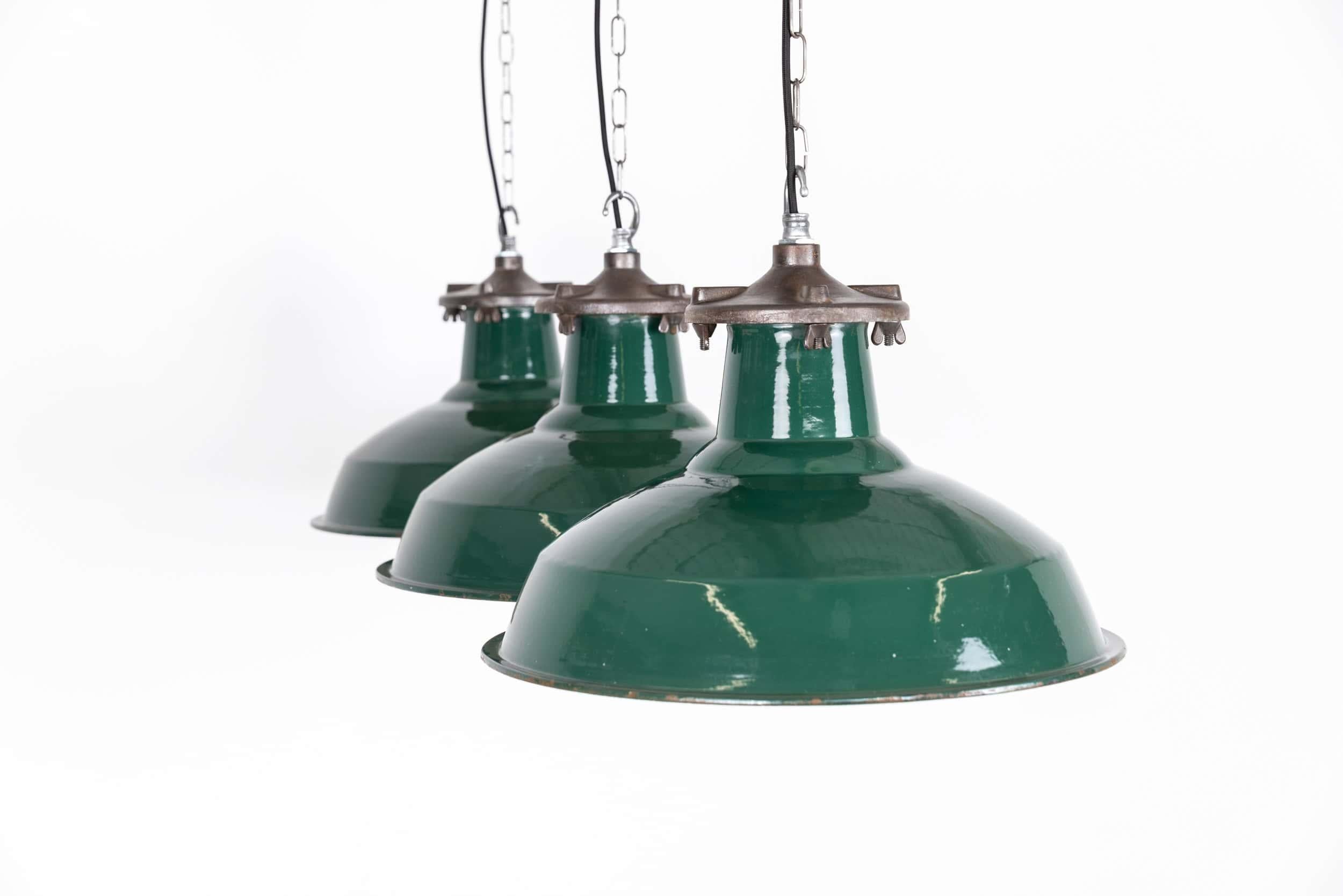 X-Large Vintage Industrial Simplex Green Enamel Factory Pendant Light, C.C. 1930 In condizioni discrete in vendita a London, GB