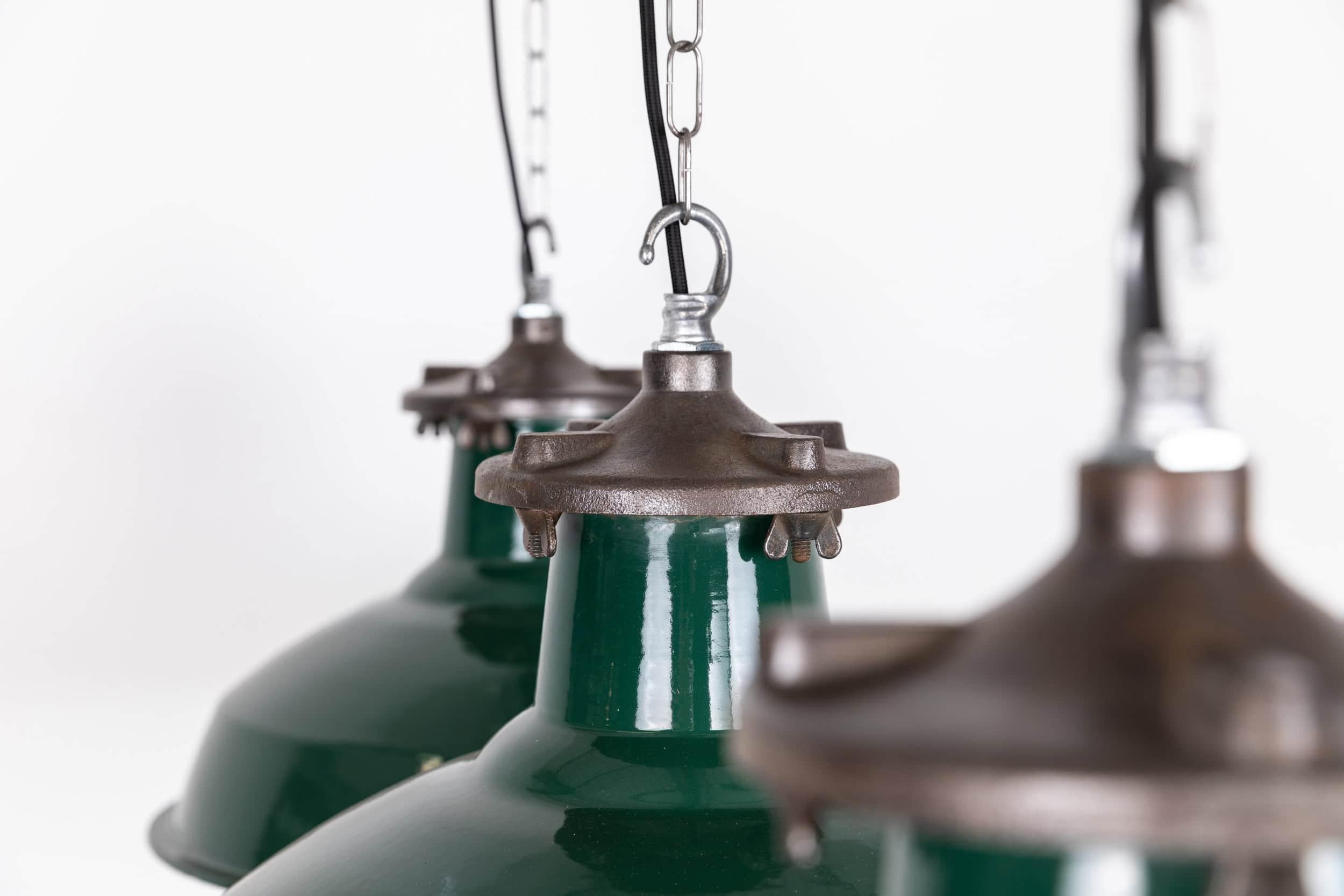 Metà XX secolo X-Large Vintage Industrial Simplex Green Enamel Factory Pendant Light, C.C. 1930 in vendita