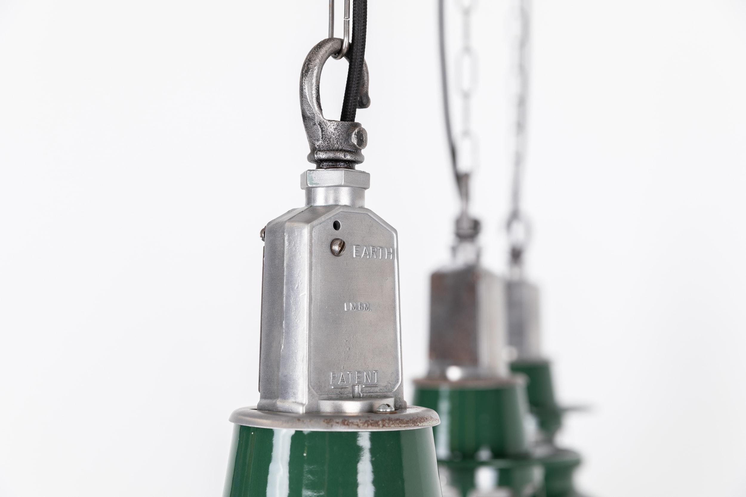 Anglais Grande lampe à suspension industrielle Thorlux vintage en émail vert, vers 1940 en vente