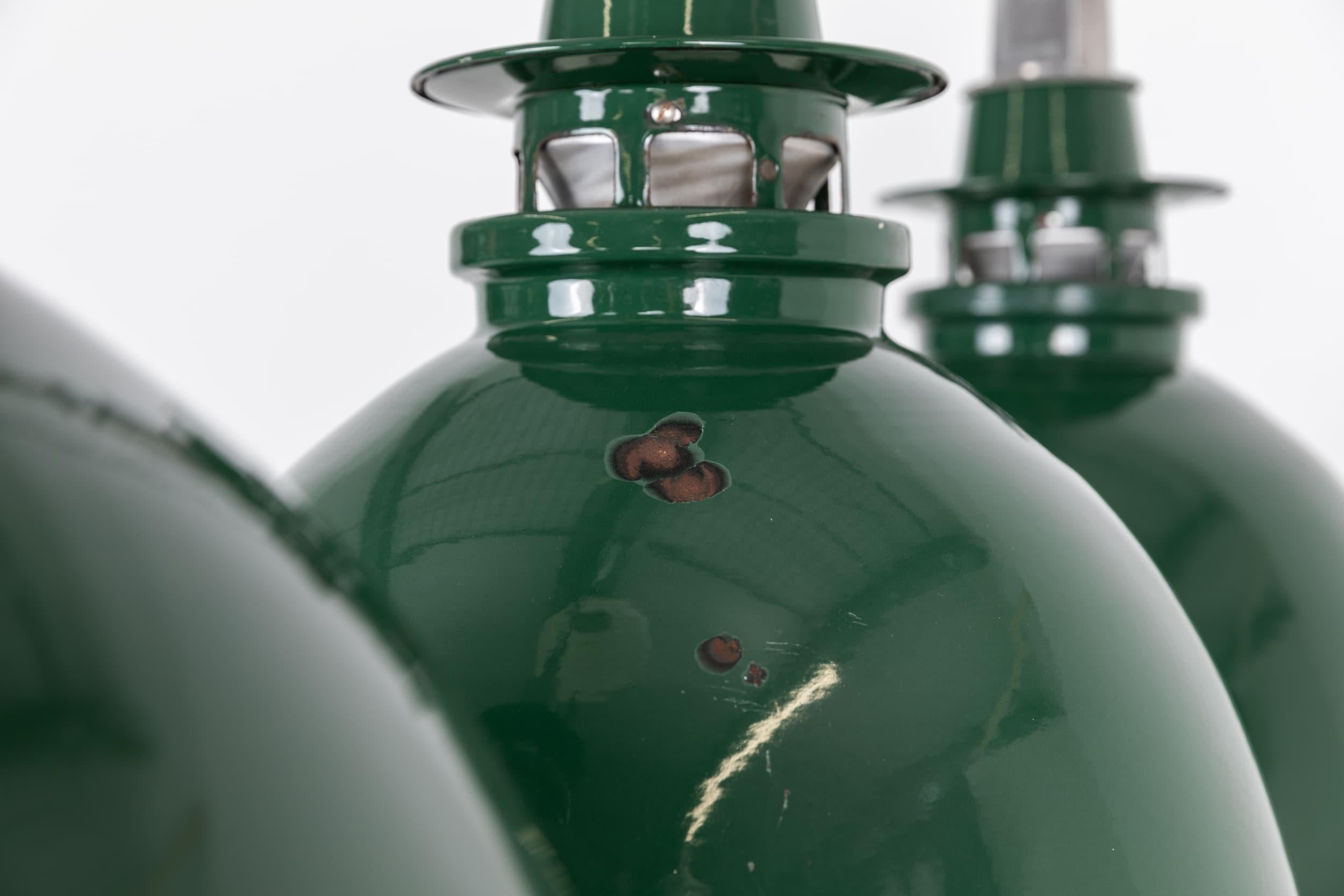Pressé Grande lampe à suspension industrielle Thorlux vintage en émail vert, vers 1940 en vente