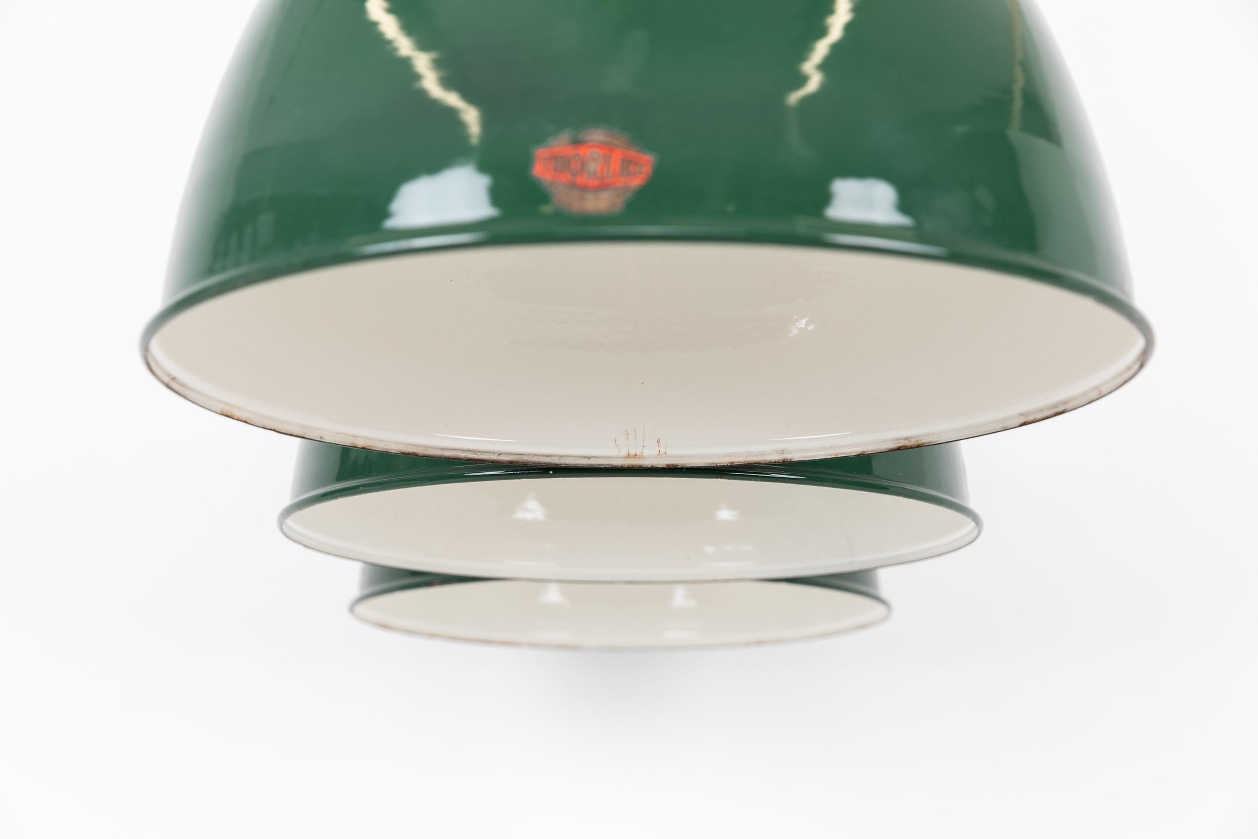 Grande lampe à suspension industrielle Thorlux vintage en émail vert, vers 1940 État moyen - En vente à London, GB