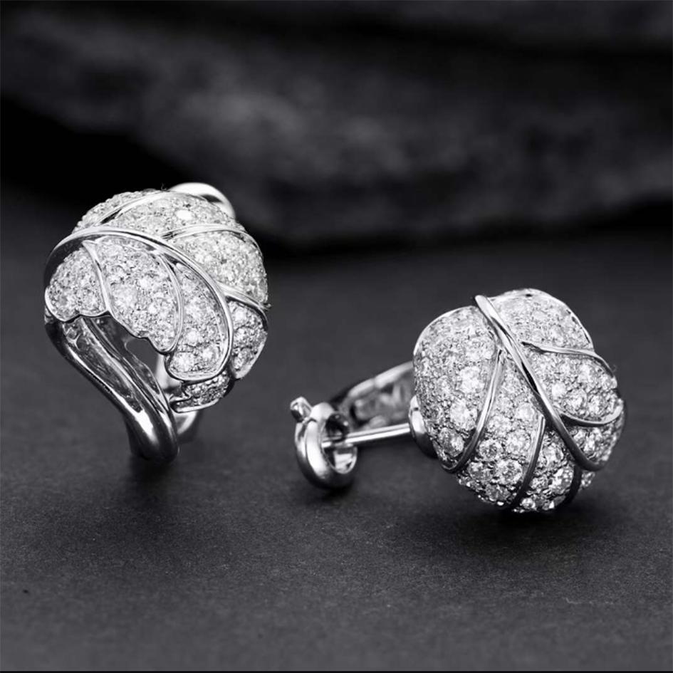 Un tocco d'oro dall'autunno. Fermaglio per orecchie in stile liberty con diamante da 1,34 carati e oro bianco da 18 carati. 