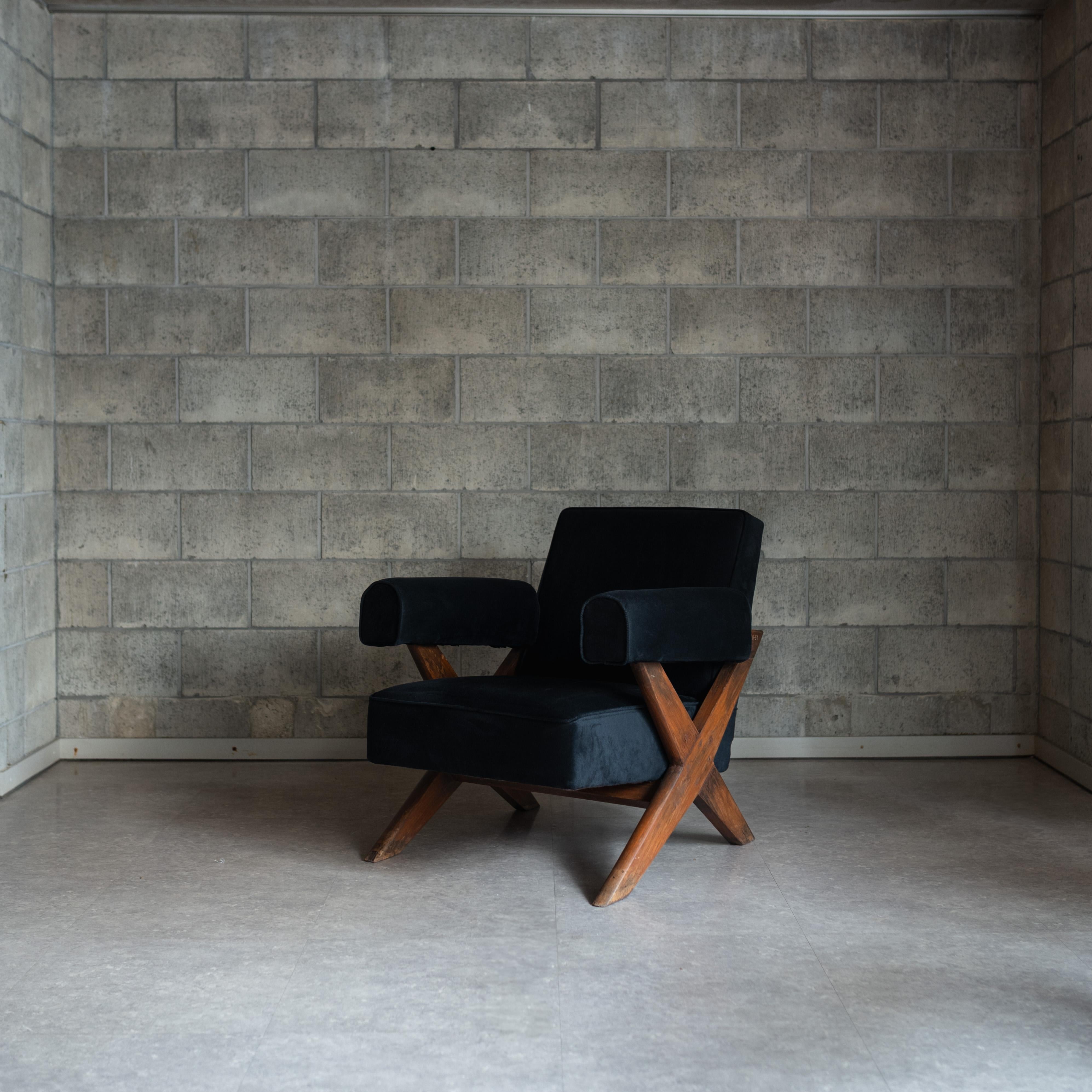 Un elegante sillón Pierre Jeanneret, diseñado originalmente para edificios institucionales y residenciales en Chandigarh (India).

Esta pieza presenta las instantáneamente reconocibles patas cruzadas en 