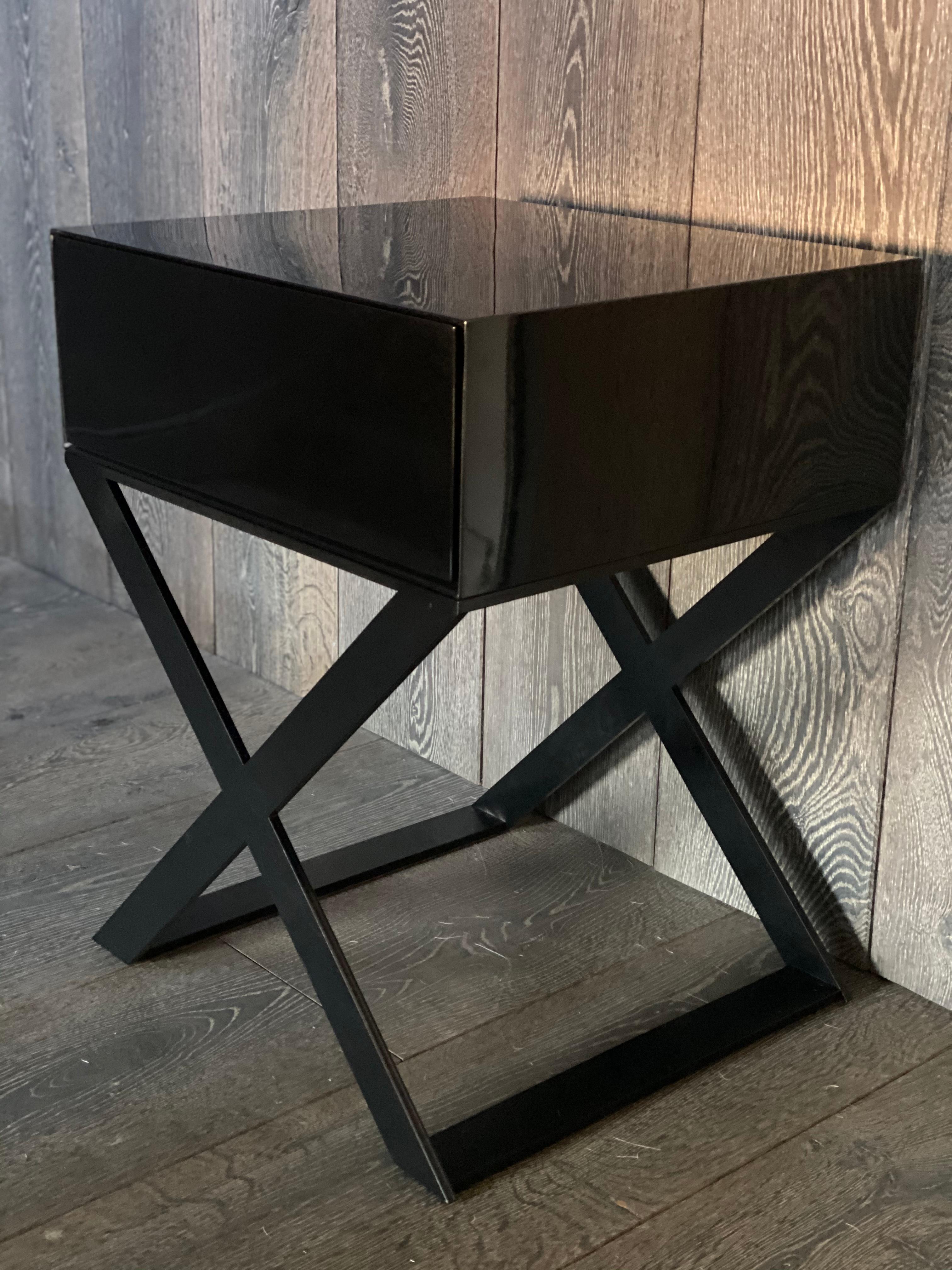 Sie möchten ein Schlafzimmer mit Leidenschaft und Glamour neu beleben? Dann ist der Nachttisch mit X-Fuß genau das Richtige für Sie. Minimale, klare Linien und erlesene MATERIALIEN wie Metall- und Holzoberflächen verleihen dem X-Leg Nachttisch
