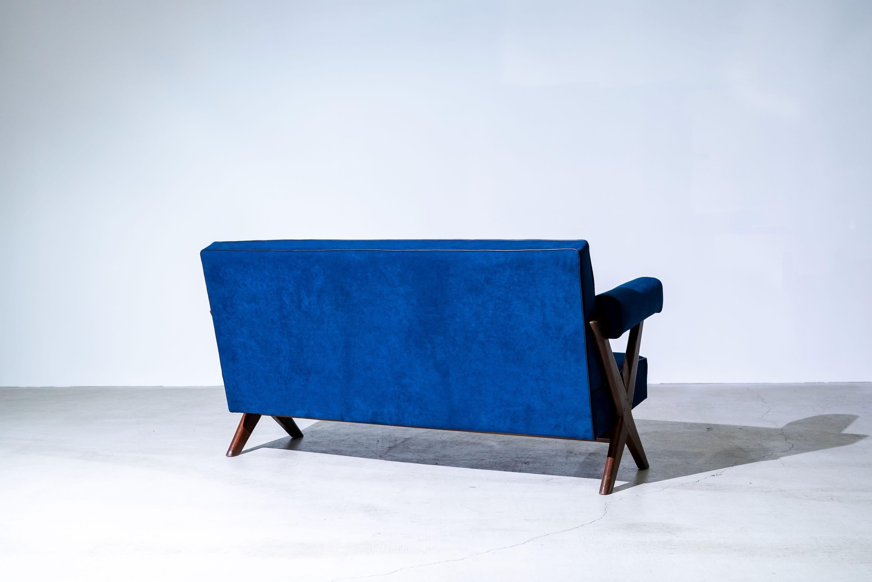 Indian X-leg Easy Sofa 3-Seater by Pierre Jeanneret for Chandigarh, India, Circa 1960 For Sale