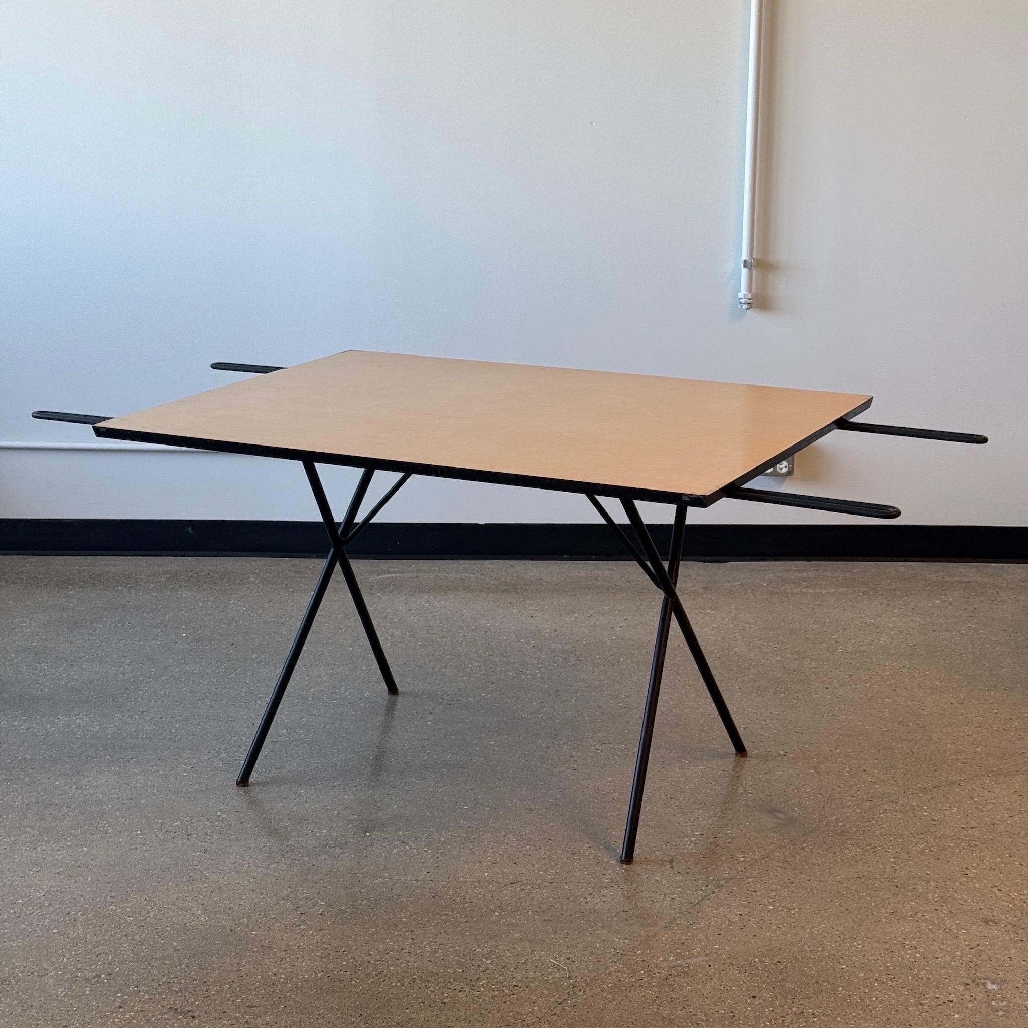 c. 1950s. Rare table à pied Nelson en fer. Plateau en stratifié à deux feuilles. 

