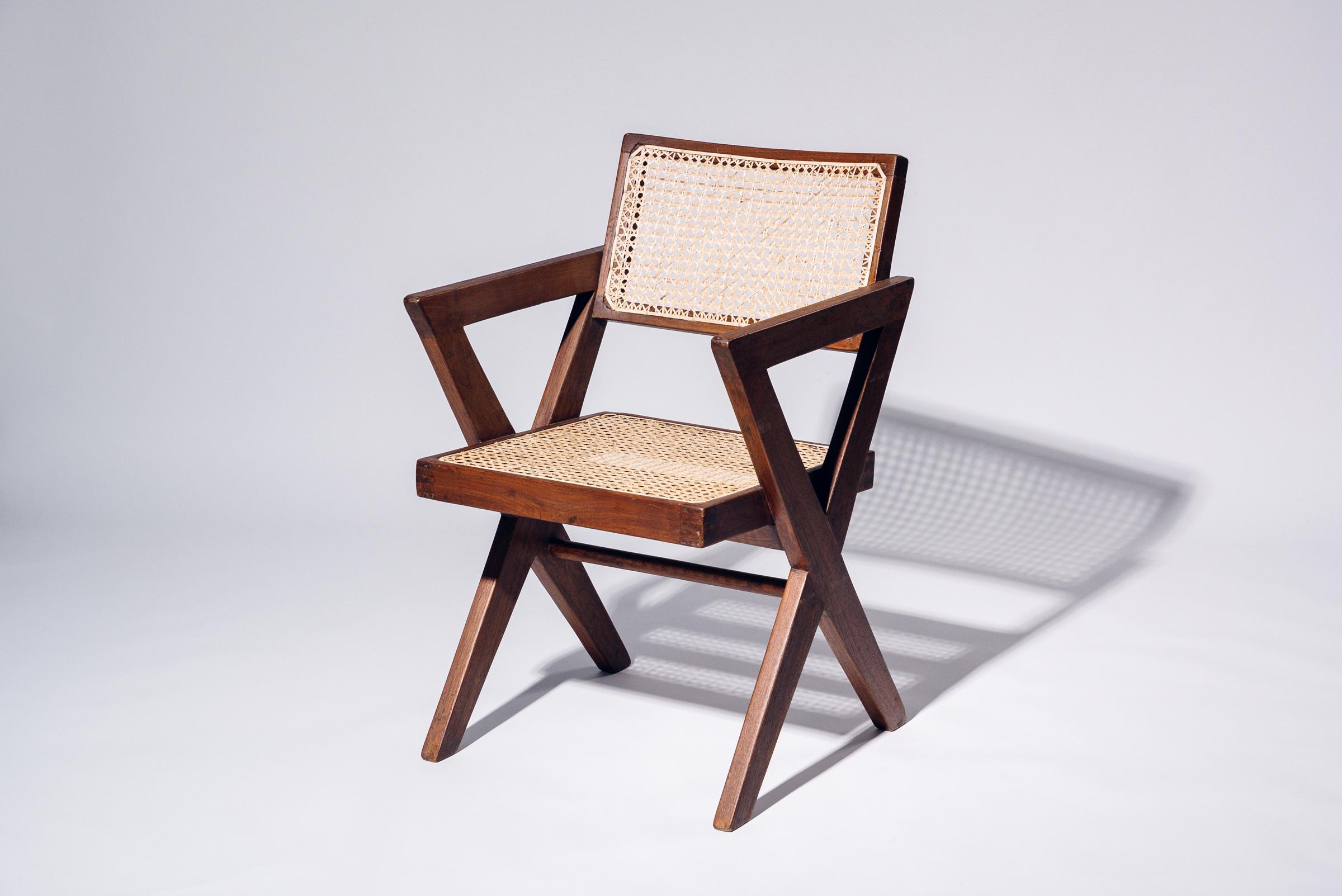 Un autentico pezzo di metà secolo proveniente dalla leggendaria commissione Chandigarh di Pierre Jeanneret. Struttura in teak con seduta e schienale in rattan di bambù intrecciato a mano.