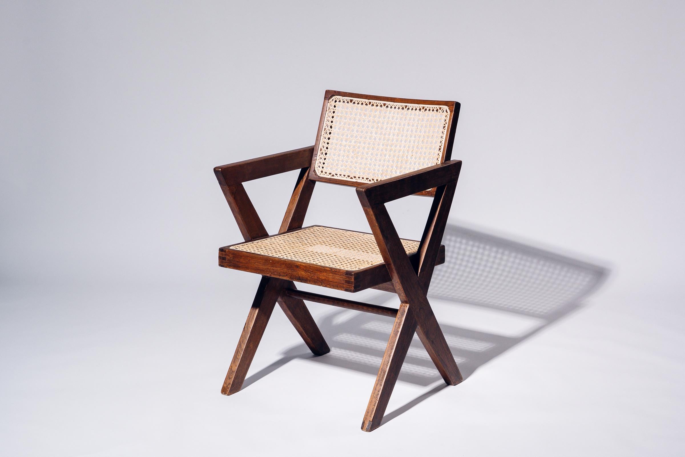 Ein authentisches Stück aus der Mitte des Jahrhunderts aus dem legendären Auftrag von Pierre Jeanneret für Chandigarh. Gestell aus Teakholz mit handgeflochtener Sitzfläche und Rückenlehne aus Bambus-Rattan.