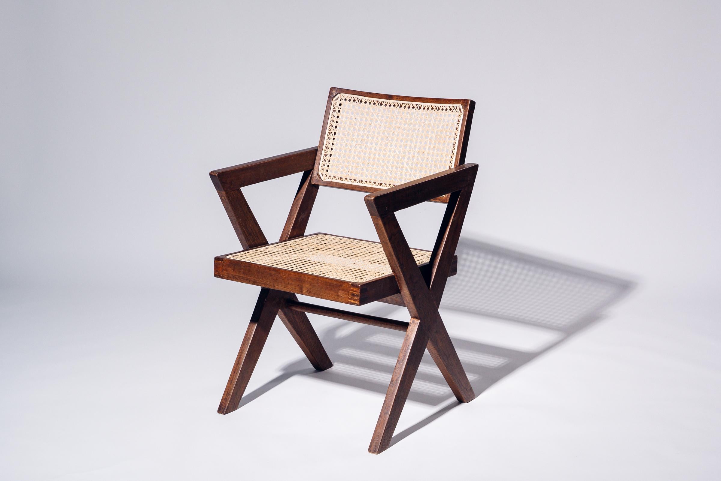 Un autentico pezzo di metà secolo proveniente dalla leggendaria commissione Chandigarh di Pierre Jeanneret. Struttura in teak con seduta e schienale in rattan di bambù intrecciato a mano.