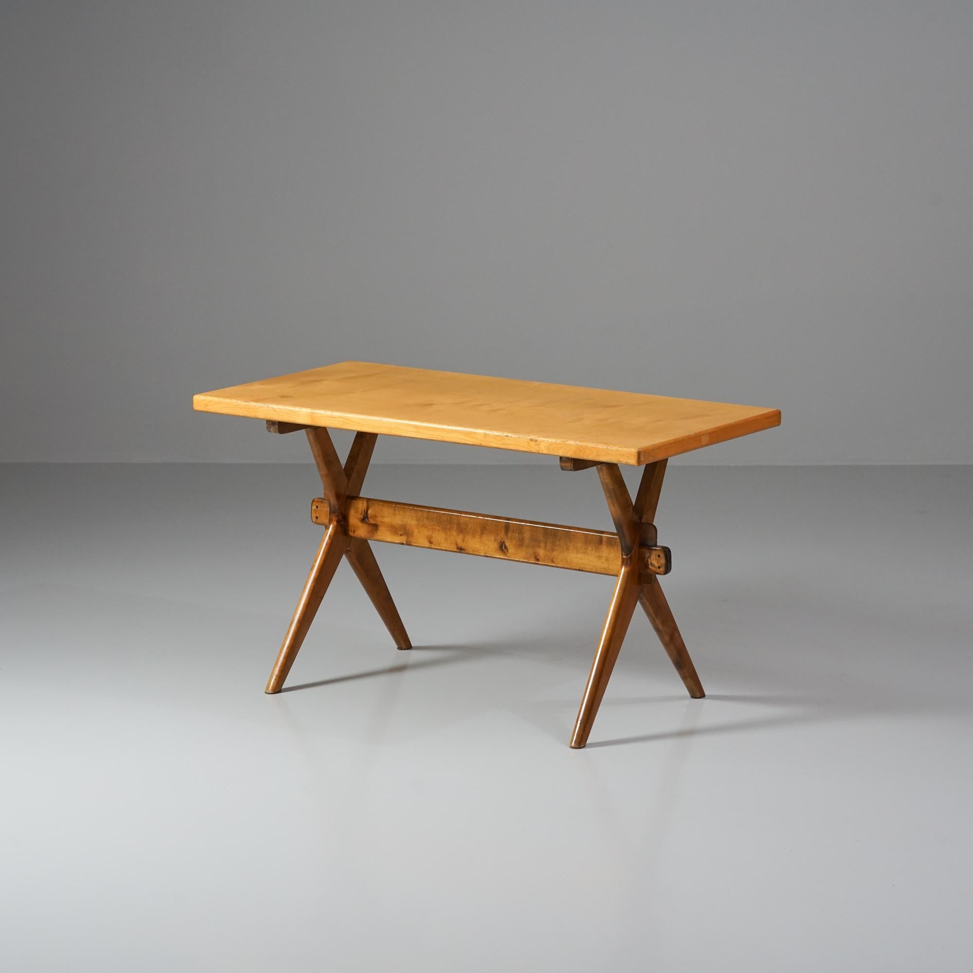 Table à piétement en X, conçue par Ilmari Tapiovaara, fabriquée par Keravan Puuteollisuus Oy, années 1950. Pieds en bouleau patiné, plateau en bouleau. Bon état vintage, patine d'usage. 

Yrjö Ilmari Tapiovaara est l'un des plus importants designers