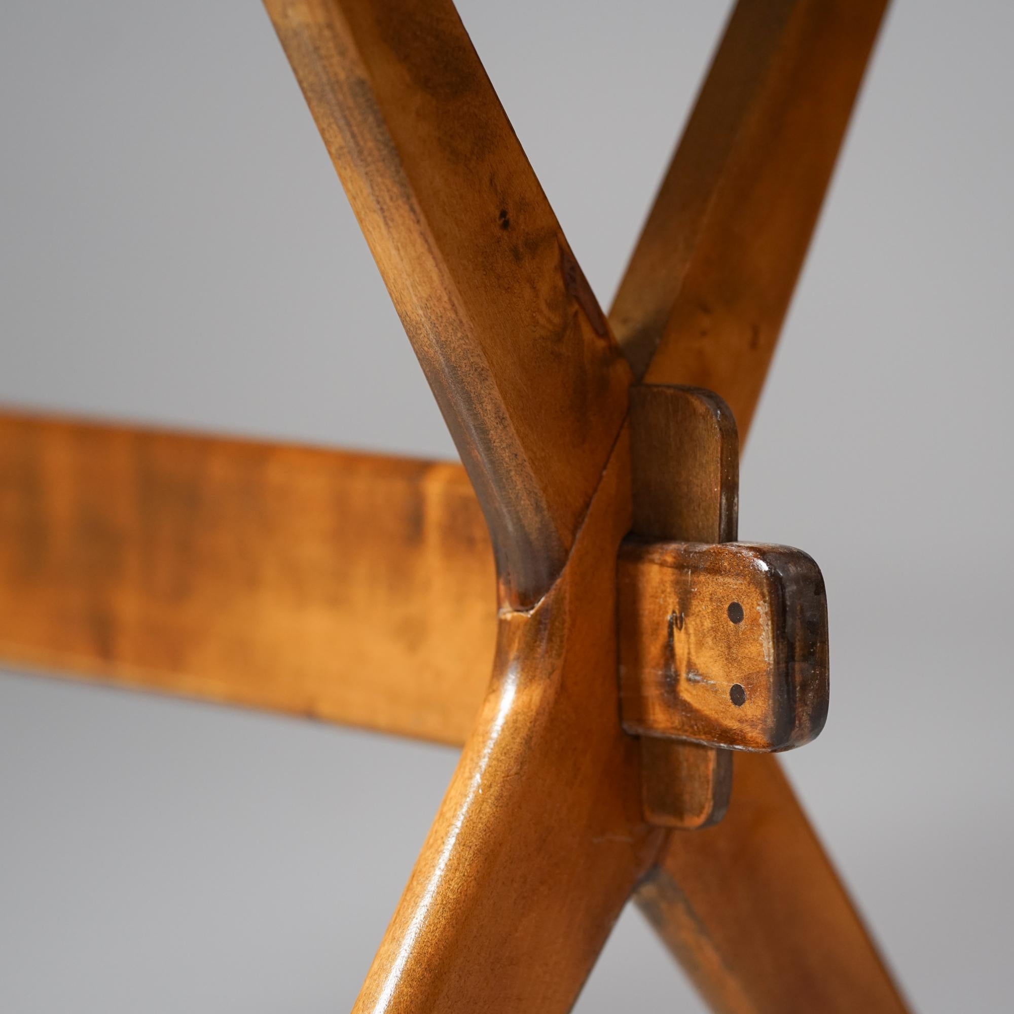 Table à pied en X, Ilmari Tapiovaara, Keravan Puuteollisuus Oy, années 1950 Bon état - En vente à Helsinki, Uusimaa
