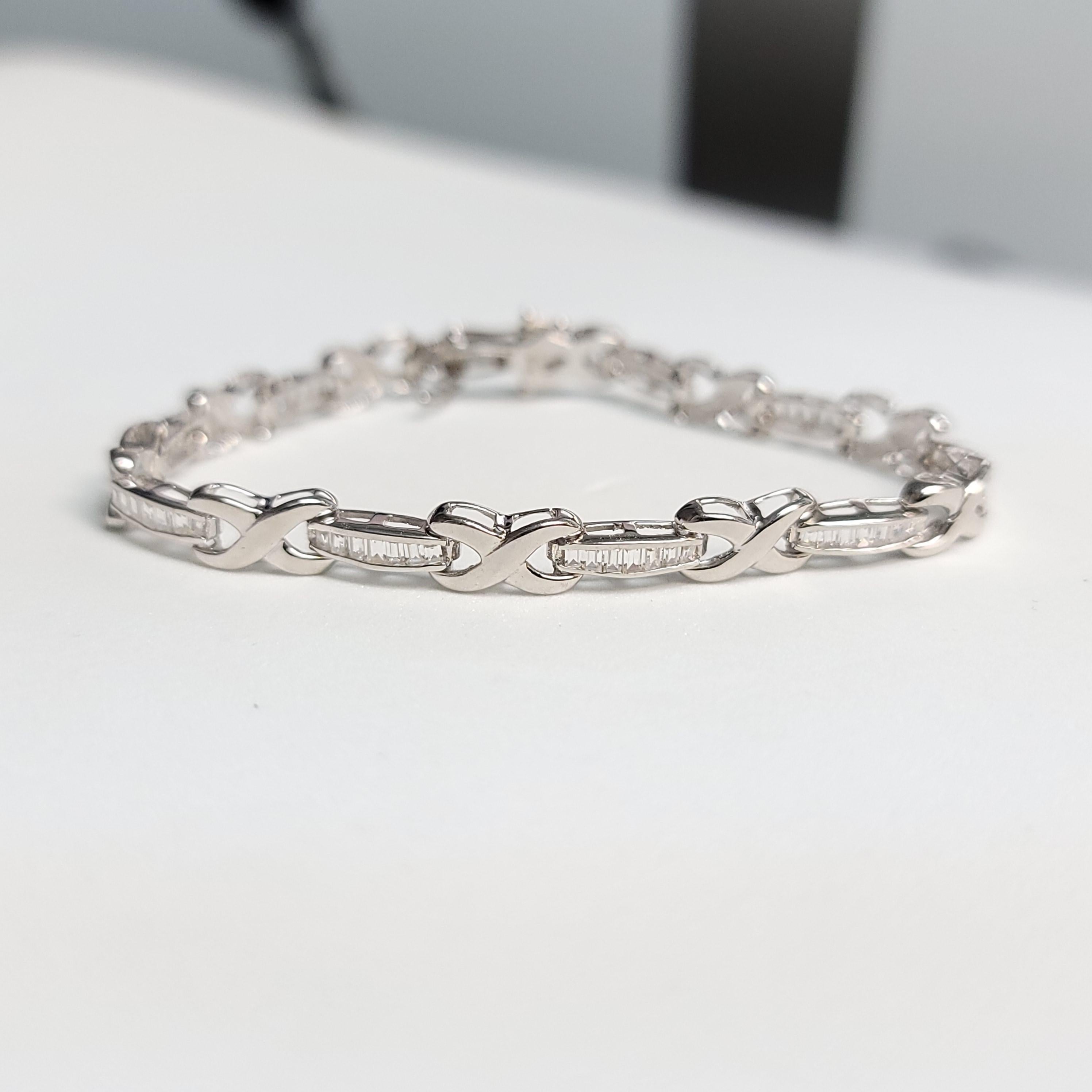 Femenino o masculino X Pulsera de tenis con diamantes baguette enlazados Oro blanco 14k en venta