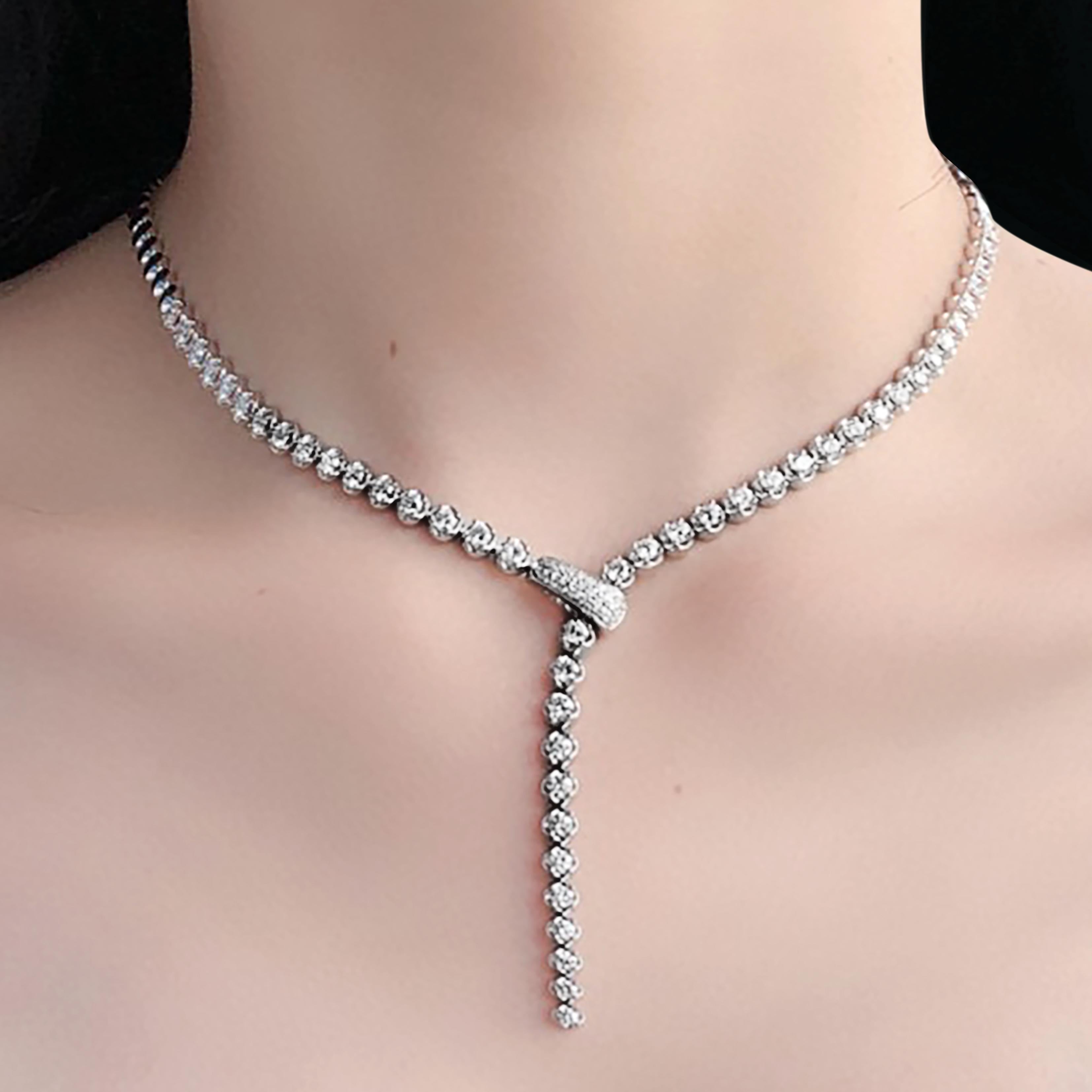 Ti presentiamo la nostra collana di diamanti minimalista, un mix perfetto di eleganza e versatilità. 
Progettata con una catena delicata e un singolo e sobrio ciondolo di diamanti, questa collana passa senza sforzo dall'abbigliamento quotidiano alle