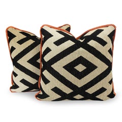 Quadratische Wollkissen mit X-Muster und orangefarbenem Welting und Boucle-Rücken