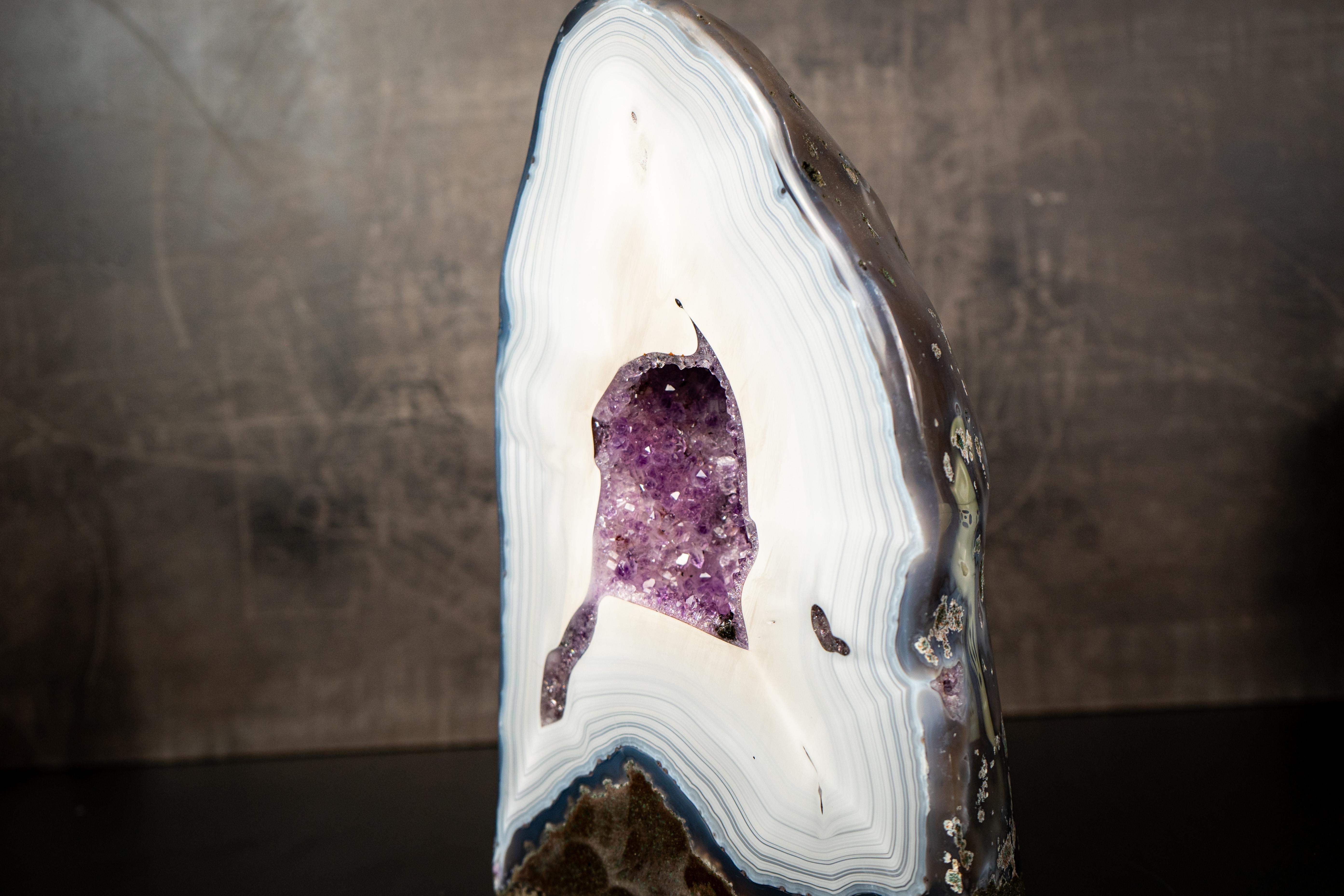 Un esemplare da collezione, perfetto per una collezione con i suoi rari lacci di agata bianca e l'interno di ametista viola.

▫️ Descrizione

Il Brasile è uno dei principali produttori di agata al mondo e di tanto in tanto viene scoperto un geode di