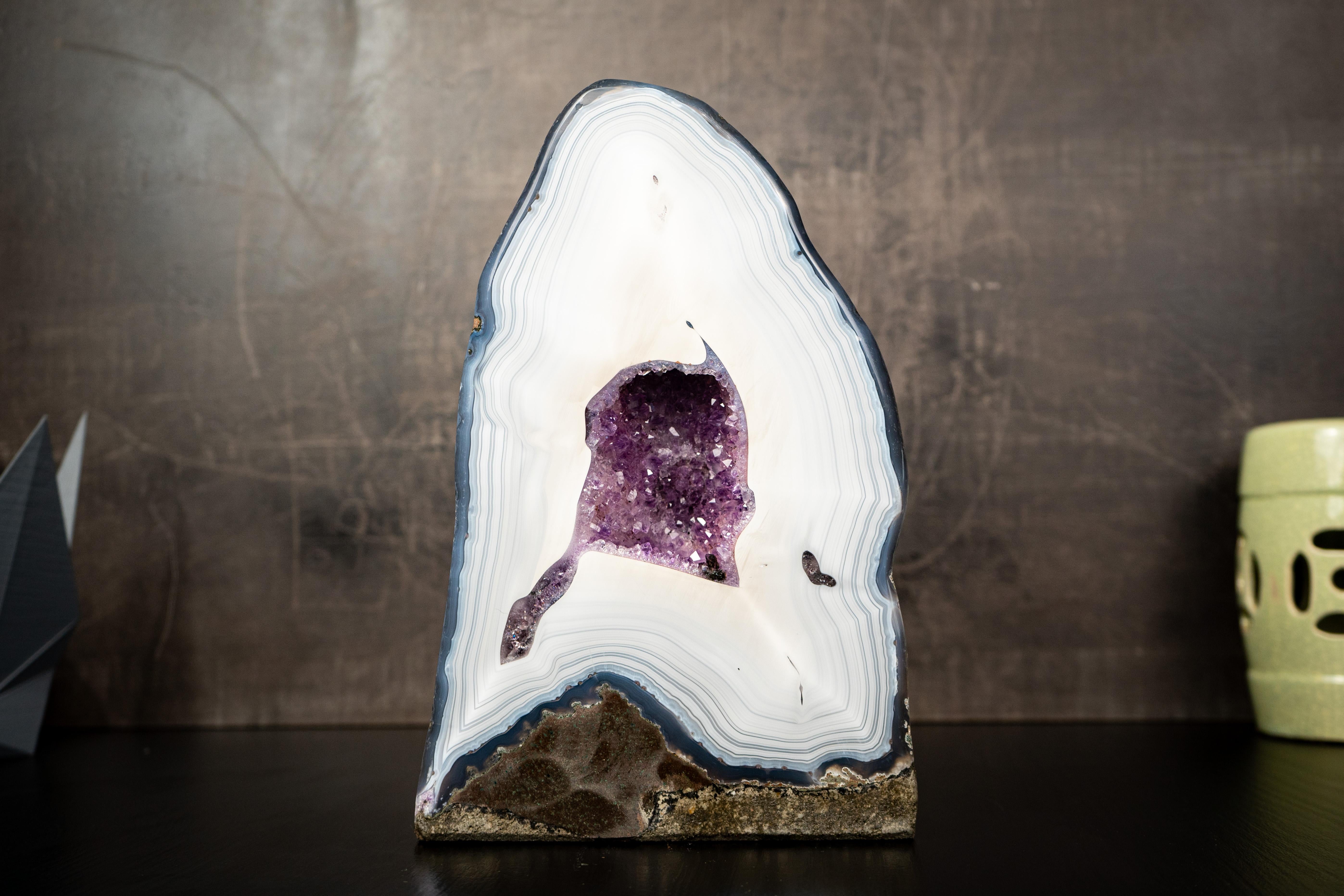 Brasiliano X Raro geode di agata bianca con grotta di druzy viola in vendita