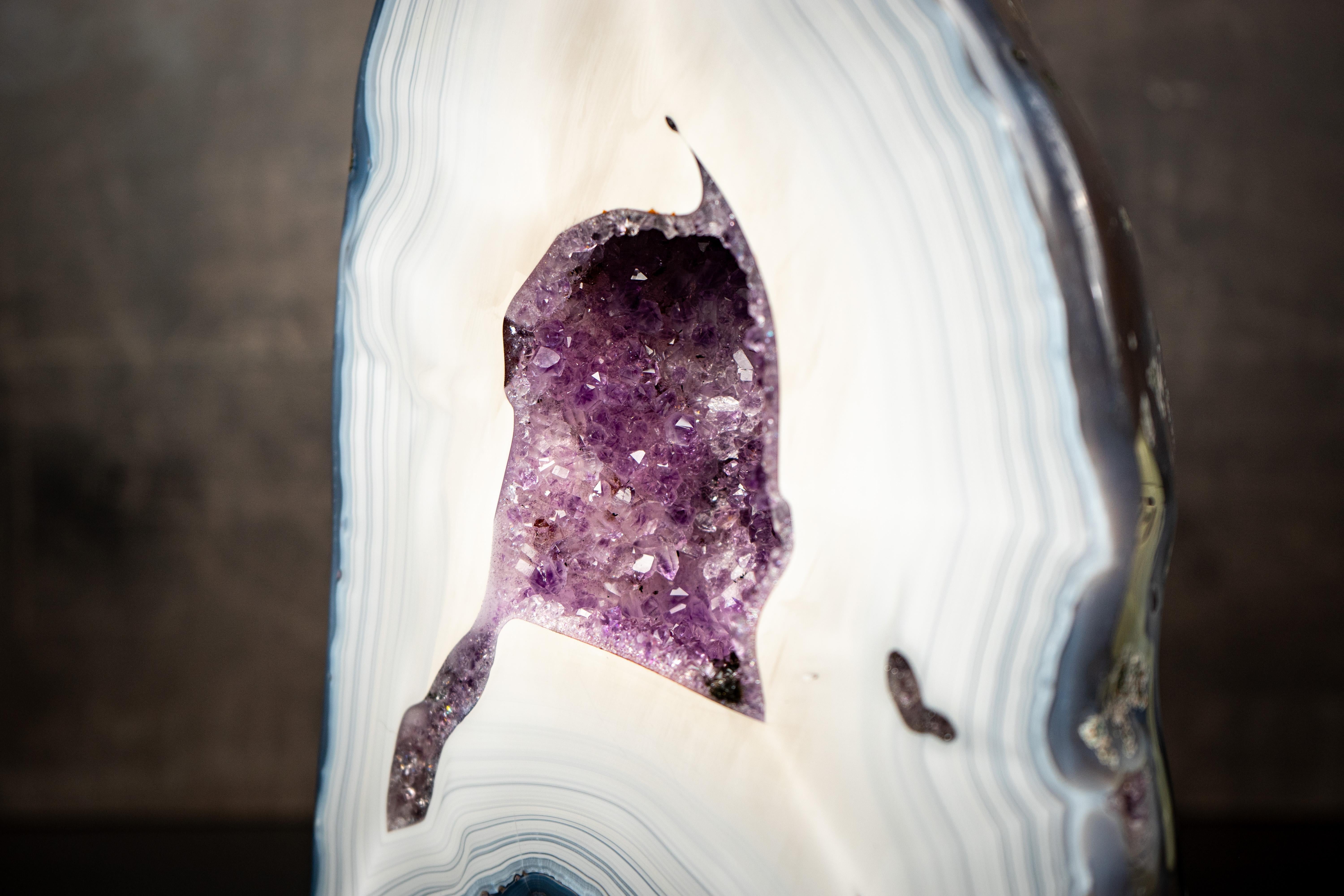 XXI secolo e contemporaneo X Raro geode di agata bianca con grotta di druzy viola in vendita