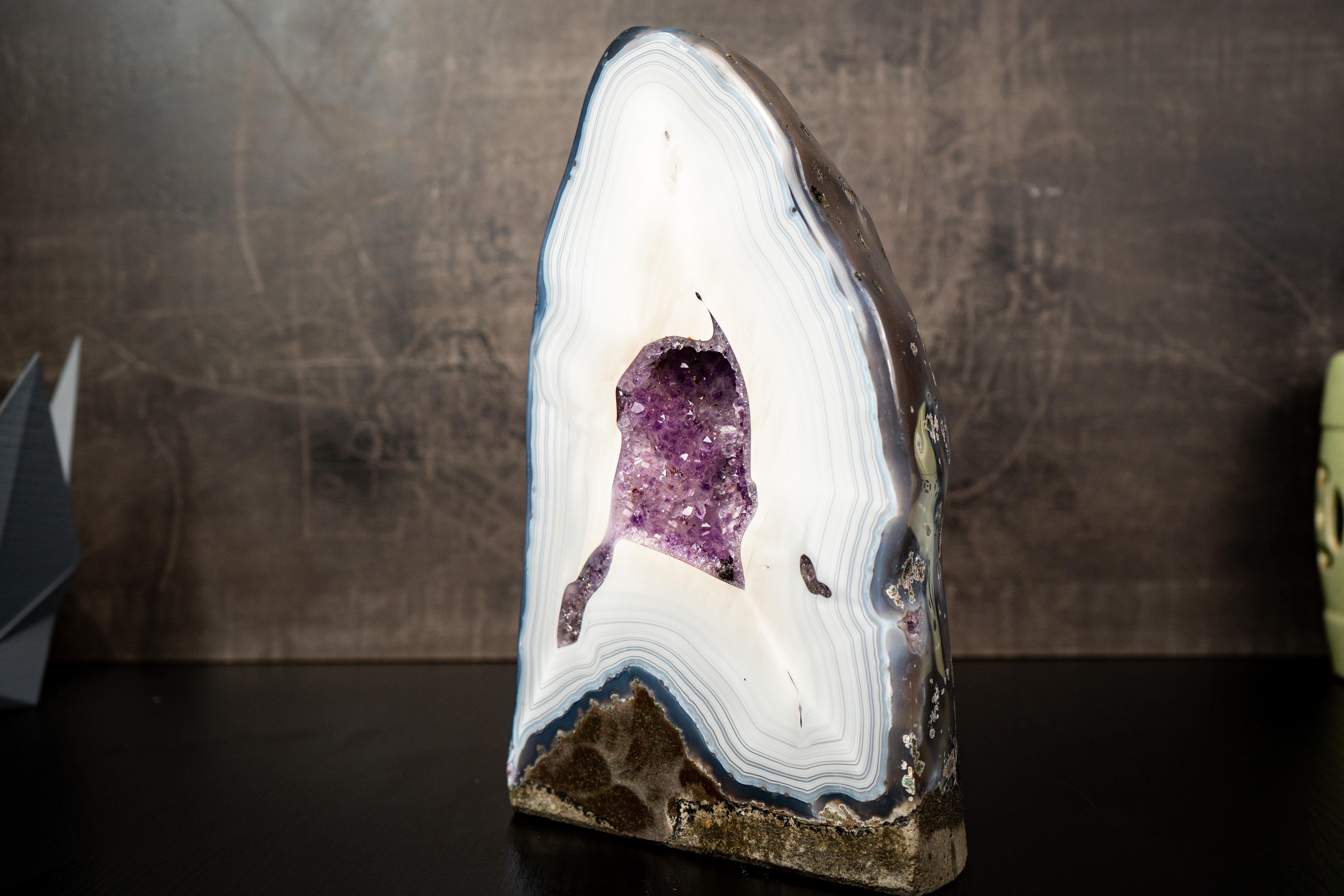 Cristallo X Raro geode di agata bianca con grotta di druzy viola in vendita