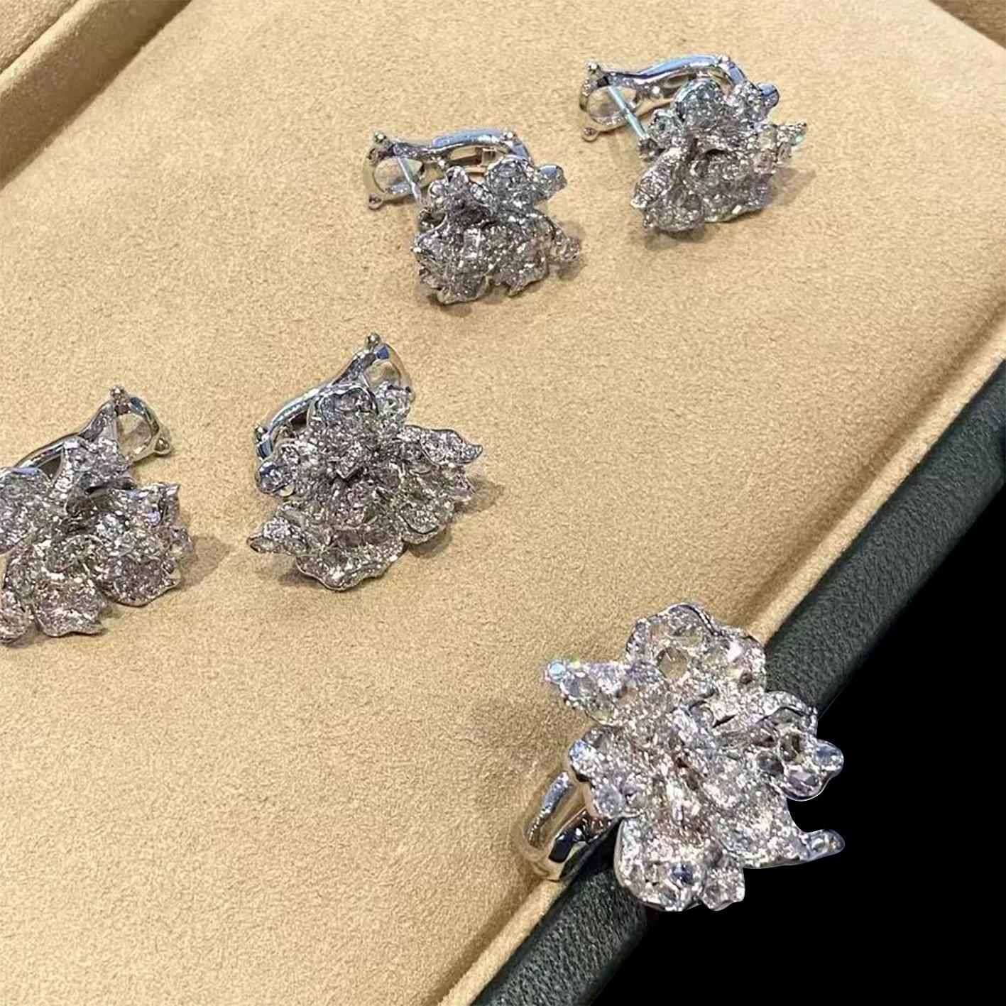 Fusion poétique du romantisme et de l'art, cette collection exquise comprend un ensemble de boucles d'oreilles et une bague conçus comme des lettres d'amour à porter, fleurissant de délicats motifs de roses et d'une élégance vintage.  

Fabriqué en