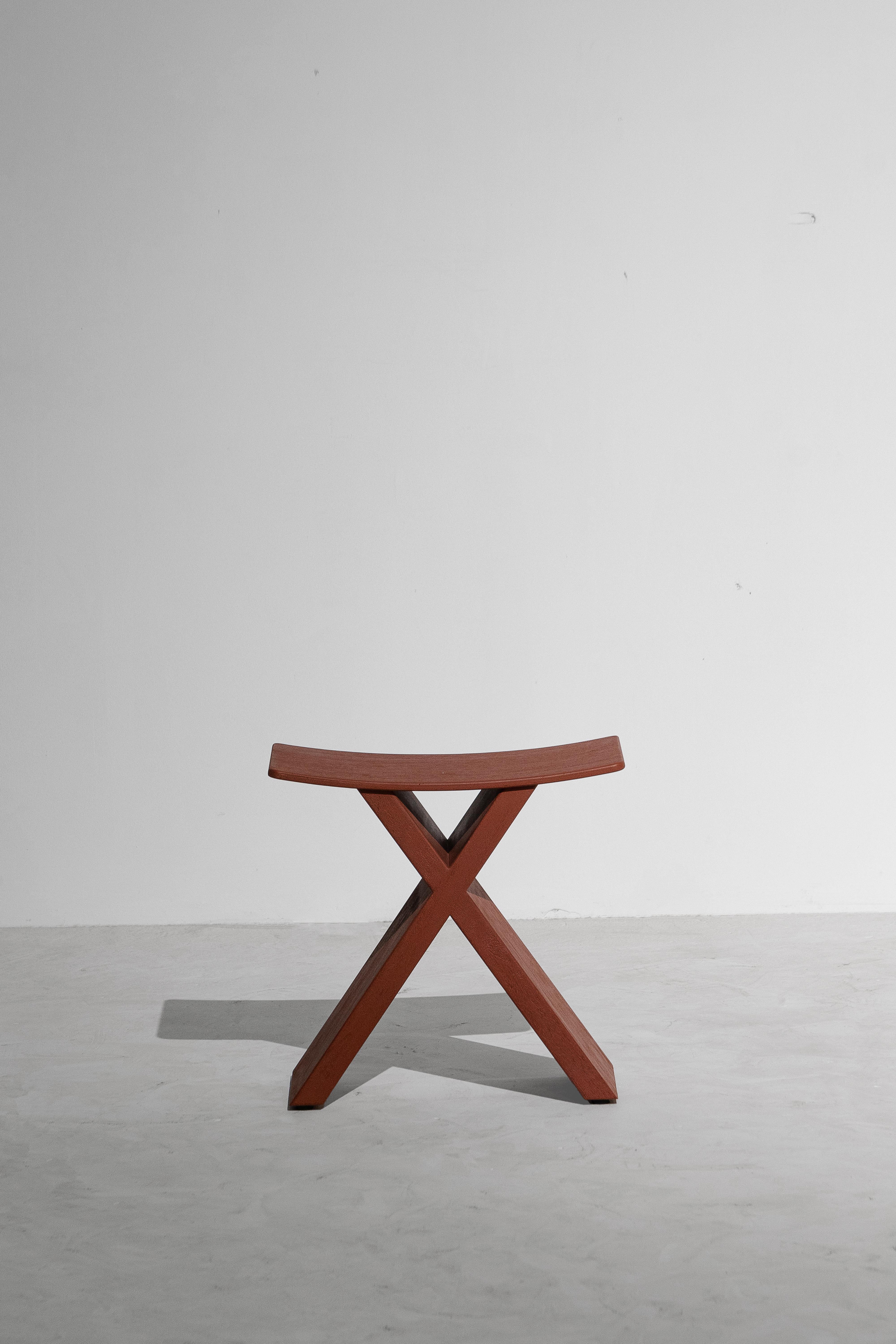 X, Rough Soli Red Monkey Pod Wood Stool In New Condition For Sale In Chiangmai, TH