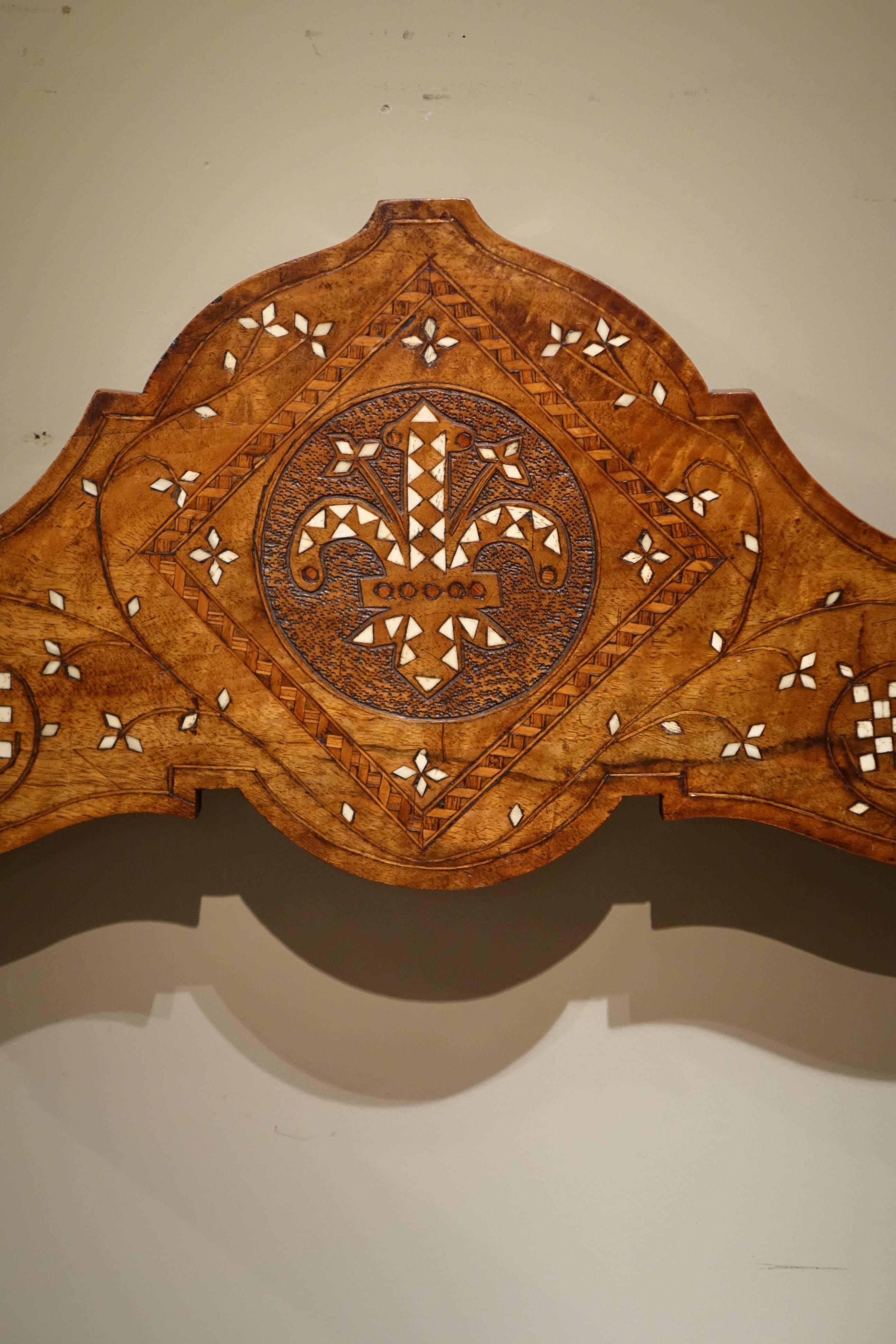 Renaissance Revival X-Shaped Stool in Renaissance Style in Walnut, Italy, 19th Century For Sale