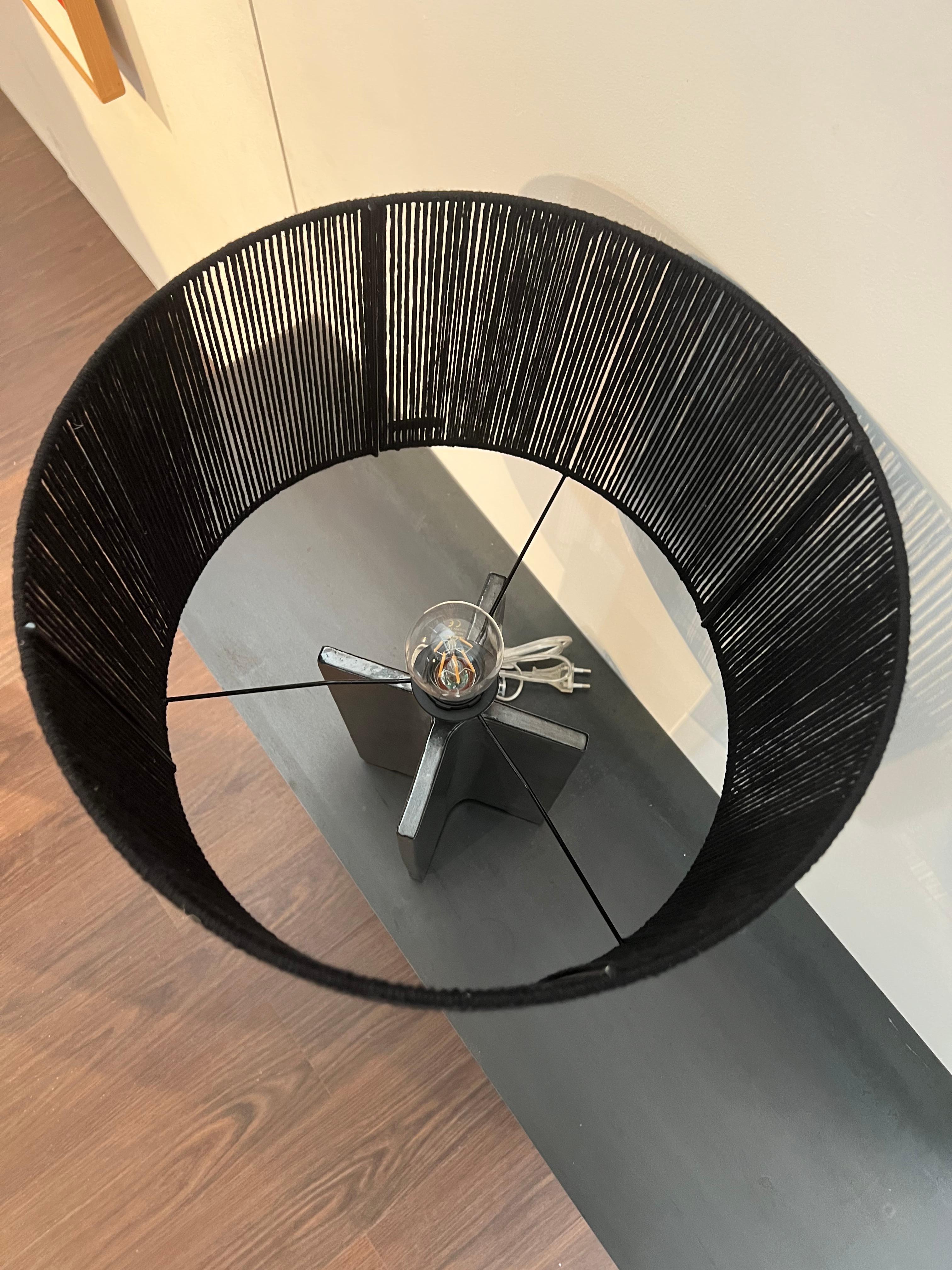 Lámpara de mesa en forma de X, cerámica negra, esmaltada y angular, hecha a mano Glaseado en venta