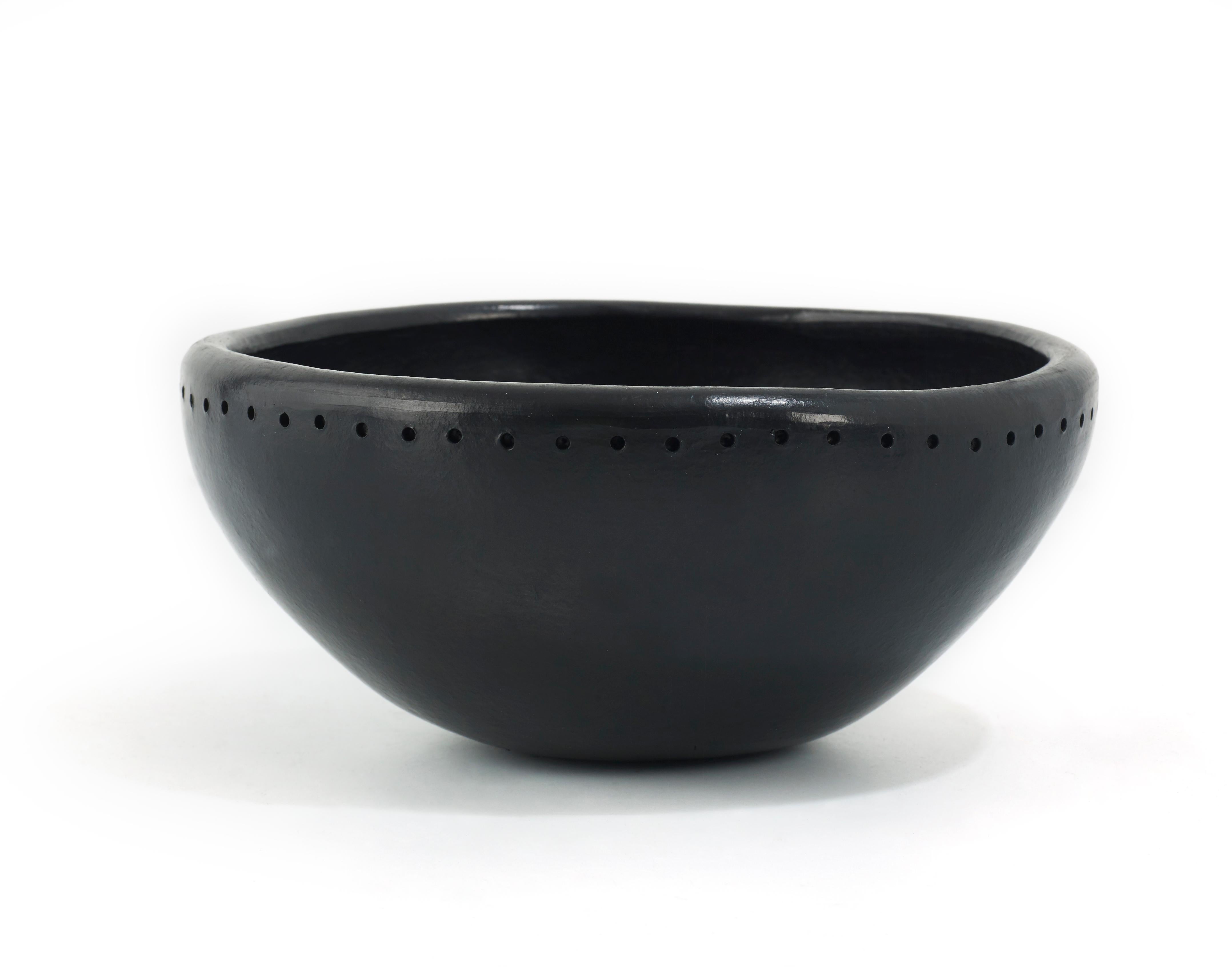 X kleine schale Barro dining by Sebastian Herkner
MATERIAL: hitzebeständige schwarze Keramik. 
Technik: glasiert. Im Ofen gegart und mit Halbedelsteinen poliert. 
Abmessungen: Durchmesser 16,5 cm x Höhe 8 cm 
Erhältlich in den Größen: Groß, Mittel