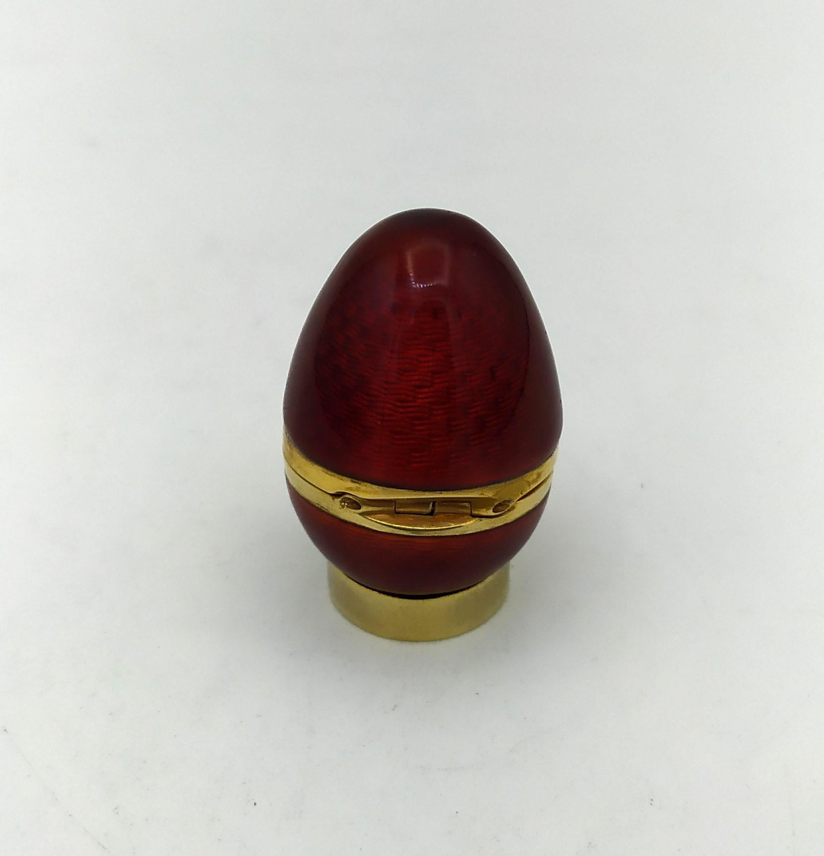 X-Huevo pequeño de plata dorada 925/1000 con esmalte translúcido al fuego sobre guilloché  de estilo Art Nouveau ruso, inspirado en los huevos de Carl Fabergé de finales del siglo XIX, principios del XX. Diámetro del huevo cm. 2,8 de alto cm. 4.