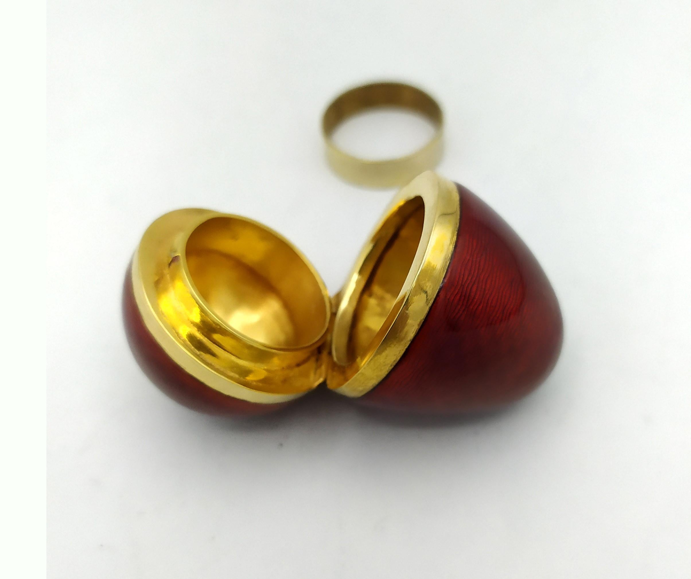 X-Pequeño Huevo estilo Fabergé Rubí Rojo Esmalte Plata de Ley Salimbeni en Excelente Estado en Firenze, FI