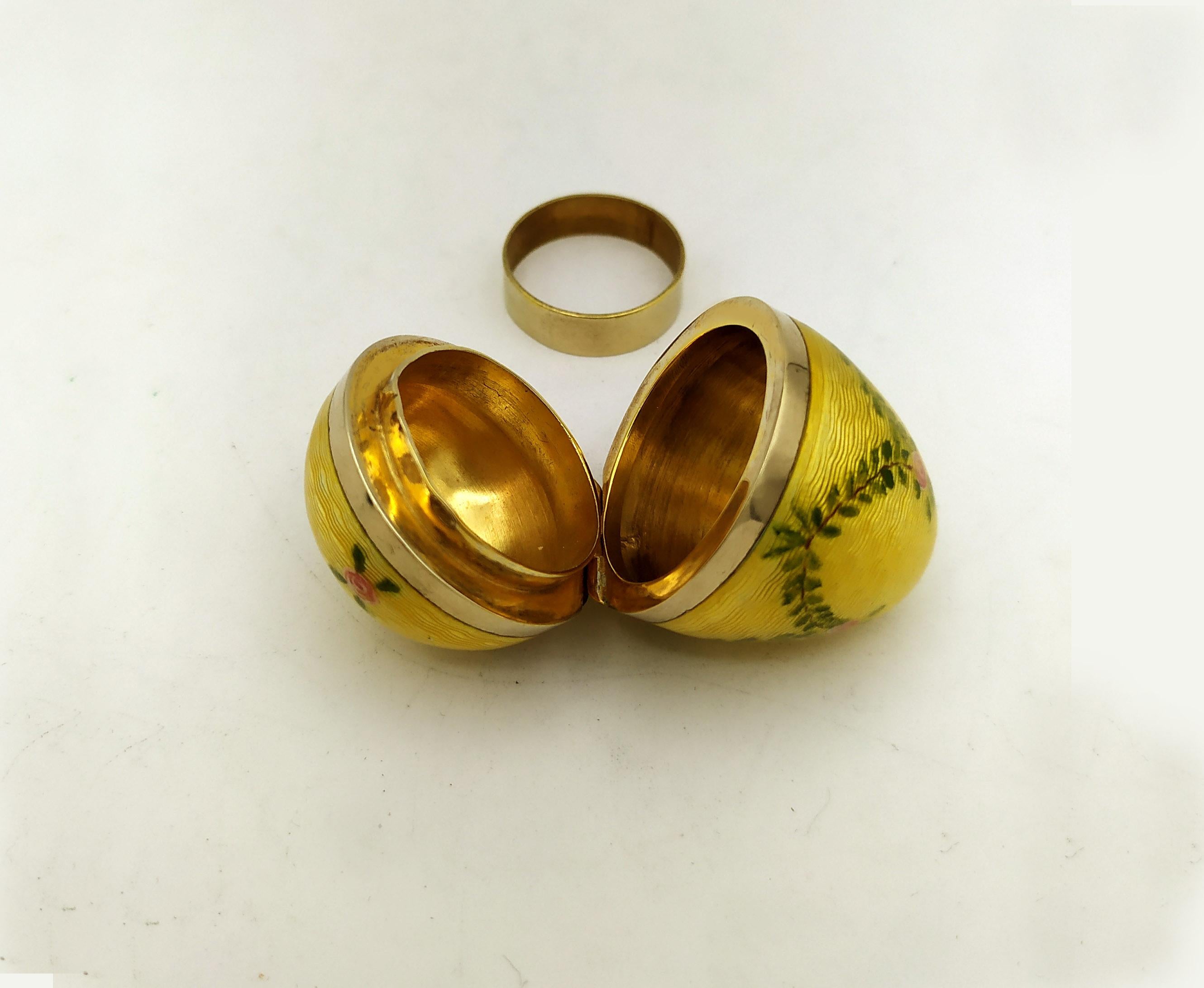 X-Uovo piccolo in argento dorato 925/1000 con smalto traslucido a fuoco su guilloché e miniatura dipinta a mano di ghirlande in stile Art Nouveau russo, ispirato alle uova di Carl Fabergé di fine Ottocento, inizio Novecento. Diametro dell'uovo cm.