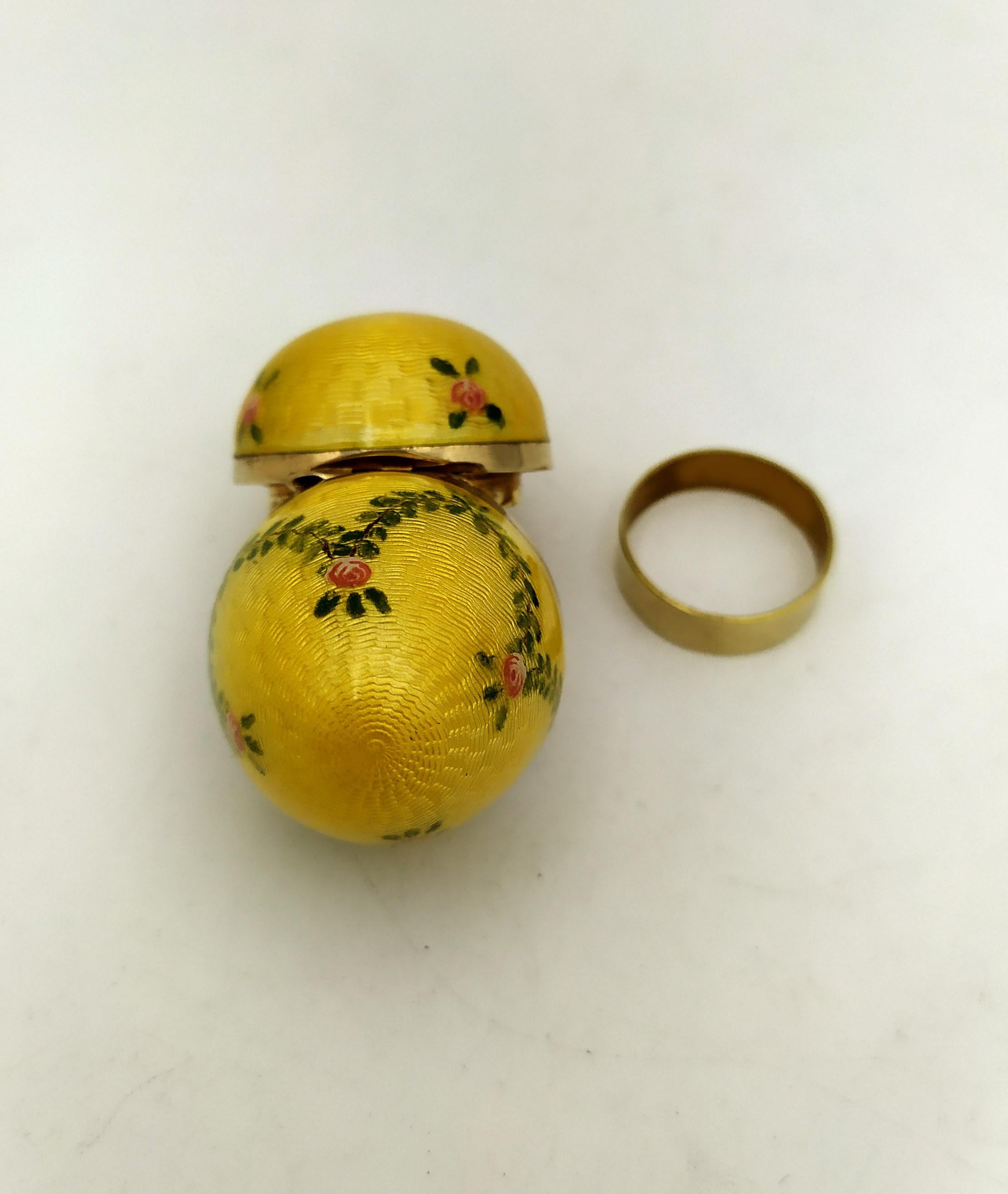 Stile impero X-Small Egg style Faberge Giallo Smalto dipinto a mano corone Salimbeni in vendita