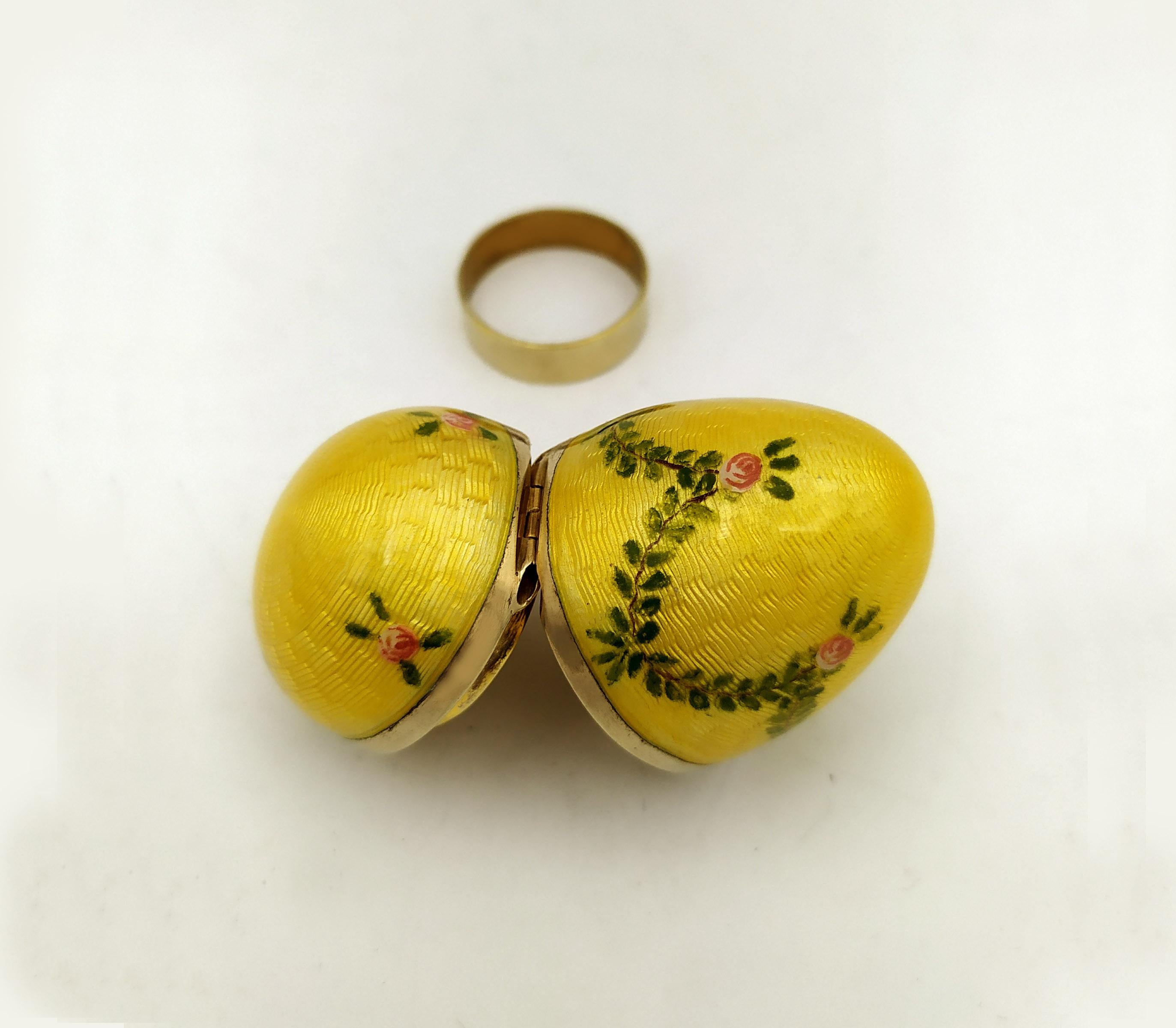 Italiano X-Small Egg style Faberge Giallo Smalto dipinto a mano corone Salimbeni in vendita