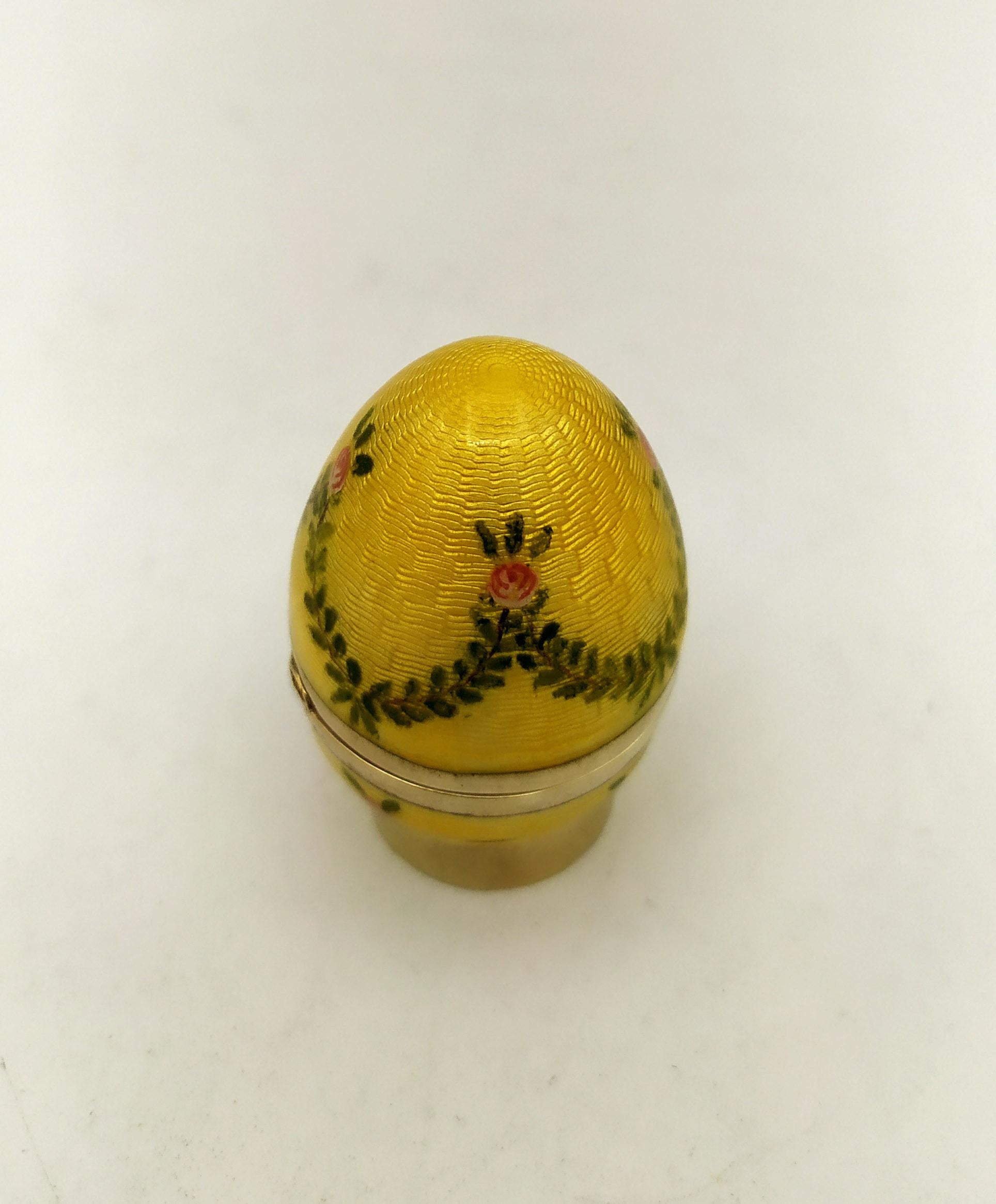 Intagliato a mano X-Small Egg style Faberge Giallo Smalto dipinto a mano corone Salimbeni in vendita